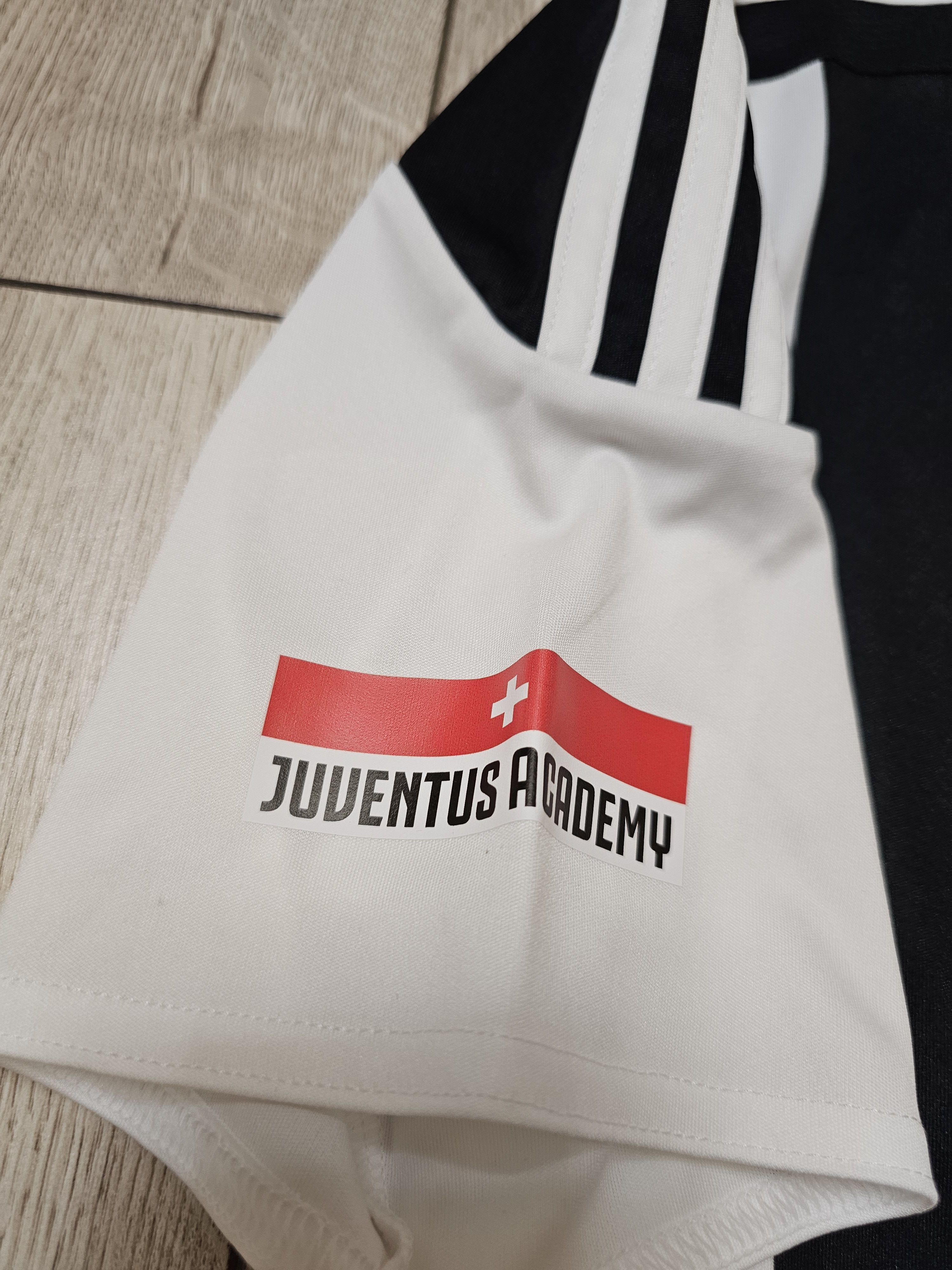 Adidas JUVENTUS 2017 2018 HOME ACADEMY FOOTBALL SHIRT SOCCER JERSEY Size US S / EU 44-46 / 1 - 4 Thumbnail