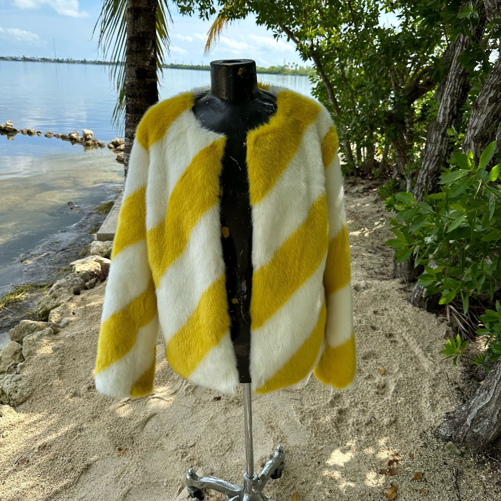 Sam Edelman Sam Edelman Reversible Yellow Faux Fur Jacket Coat Size L Size L / US 10 / IT 46 - 6 Thumbnail
