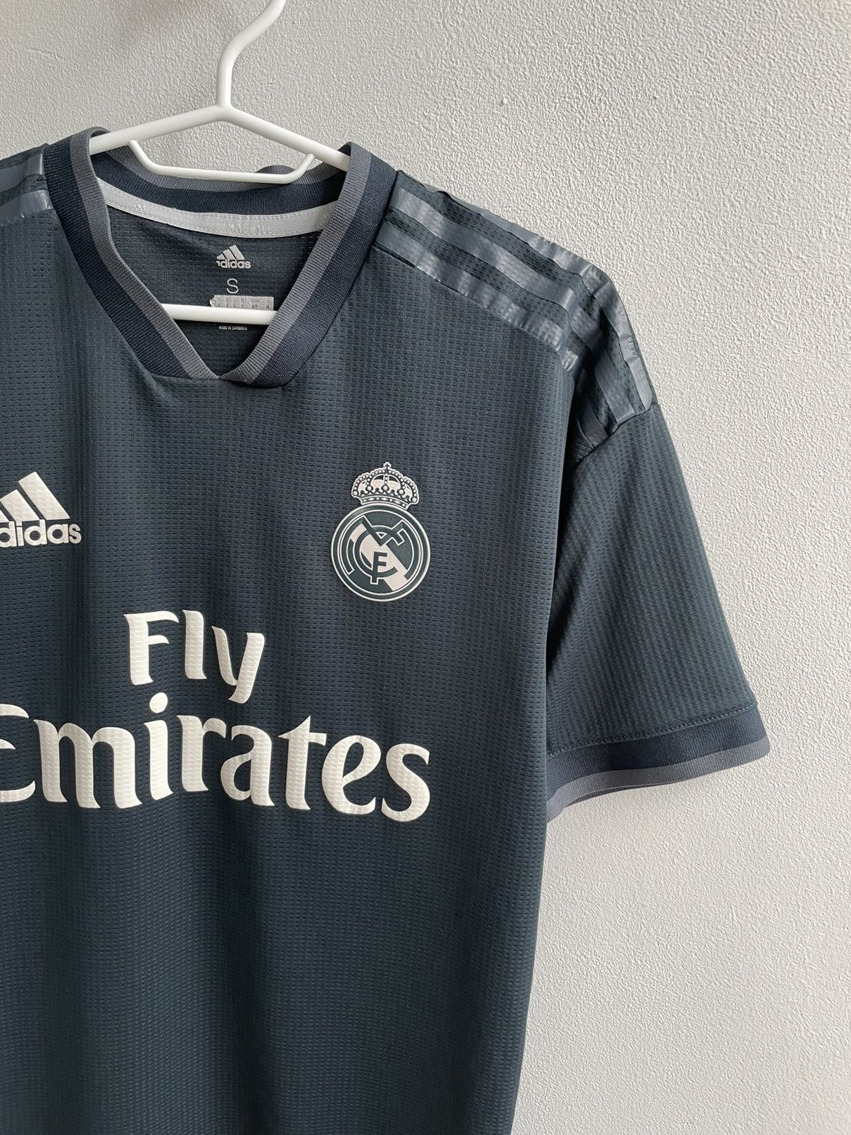 Vintage Real Madrid 2018 2019 Away Football Shirt Soccer Jersey Size US S / EU 44-46 / 1 - 4 Thumbnail