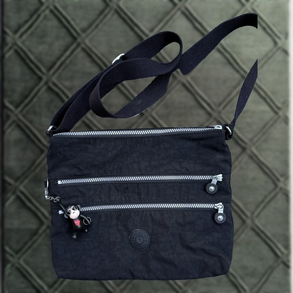 Vintage Kipling Black Crossbody Bag Adjustable Strap Monkey Keychain Women Small Crossbody bag Black Beige Pockets Zip 2000s Style Size ONE SIZE - 1 Thumbnail