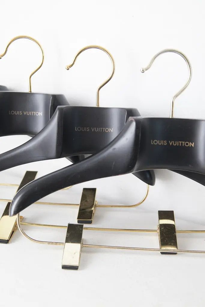 Louis Vuitton Lot of 4 wood Louis Vuitton hangers Size ONE SIZE - 3 Thumbnail