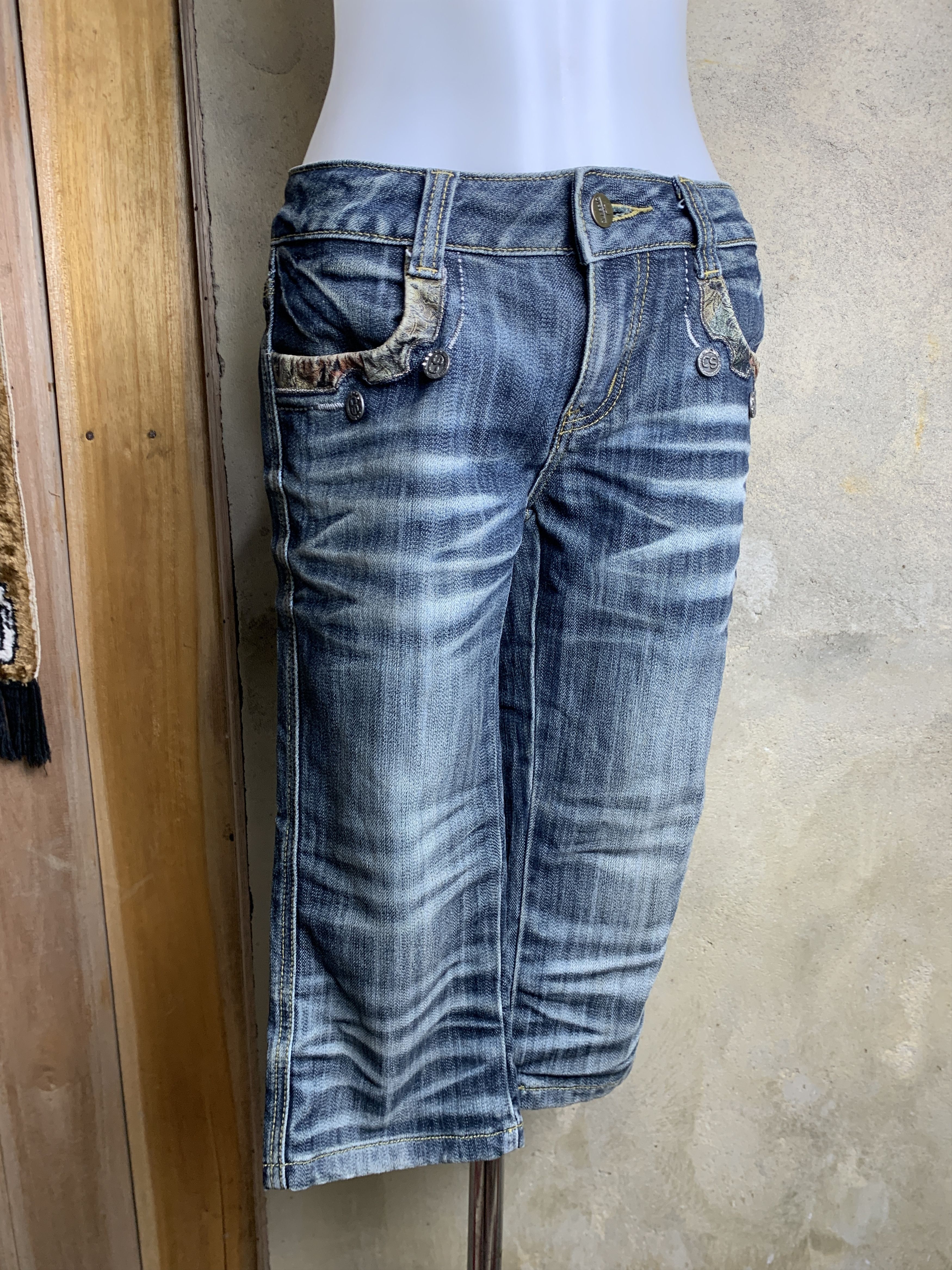 Japanese Brand QYZY Washed Blue Embroidery Chicks Capri Jeans Shorts (26) Size 26" / US 2 / IT 38 - 3 Thumbnail