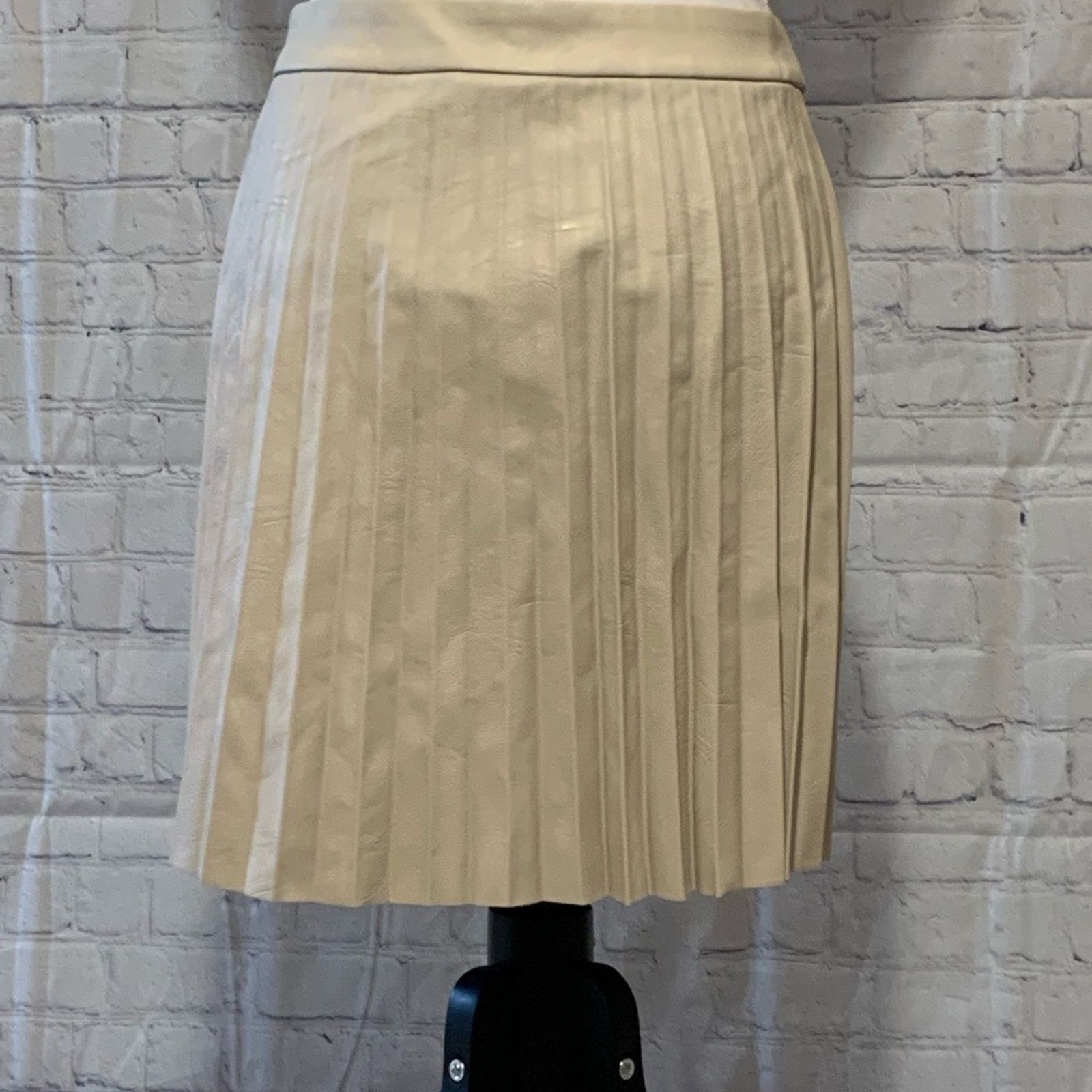 BB Dakota BB DAKOTA BY STEVE MADDEN FAUX LEATHER PLEATED A-LINE SKIRT Size 28" / US 6 / IT 42 - 2 Thumbnail