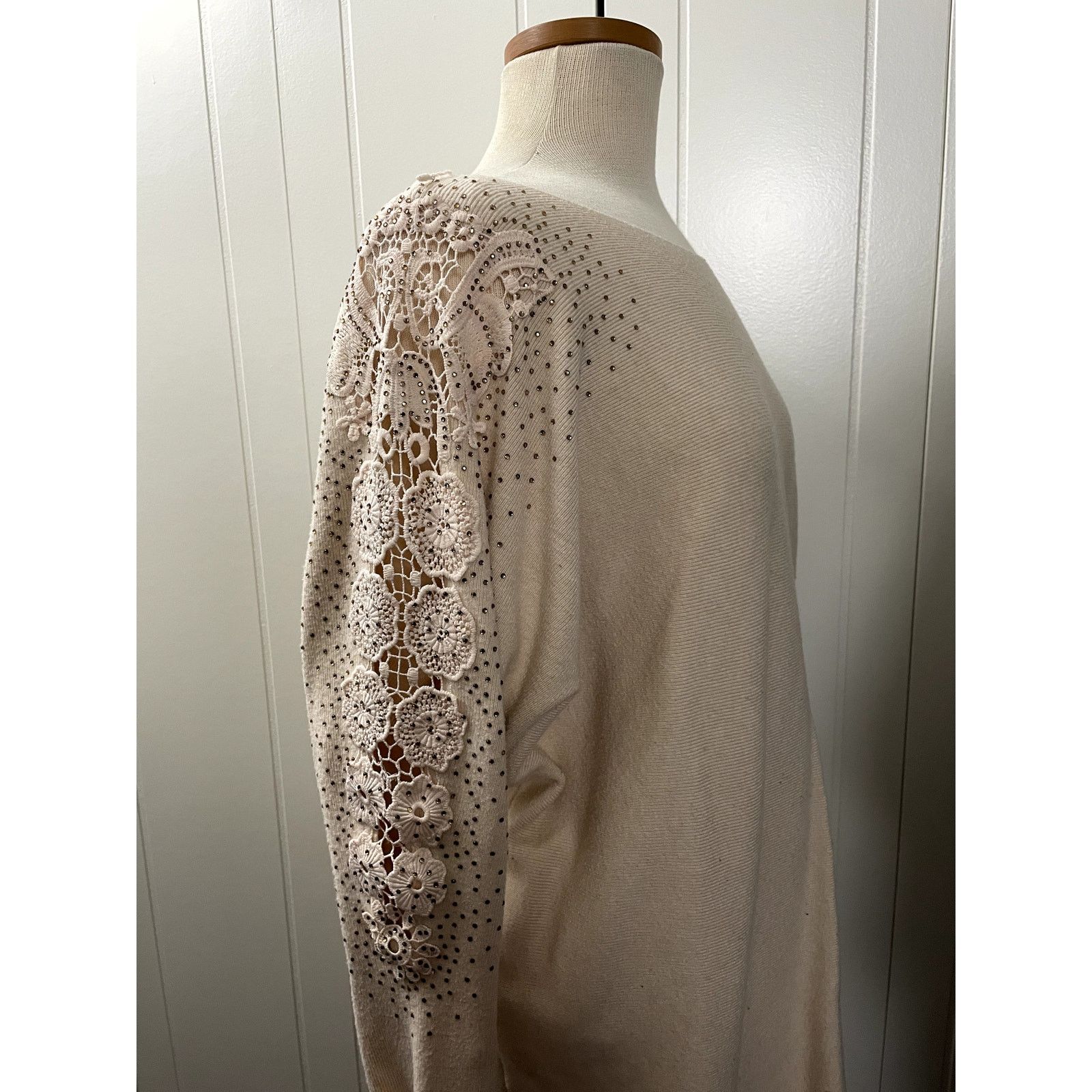 The Unbranded Brand Plus Size Woman Embellished Long Sleeve Cardigan Sweater Size XXL / US 16-18 / IT 52-54 - 1 Thumbnail