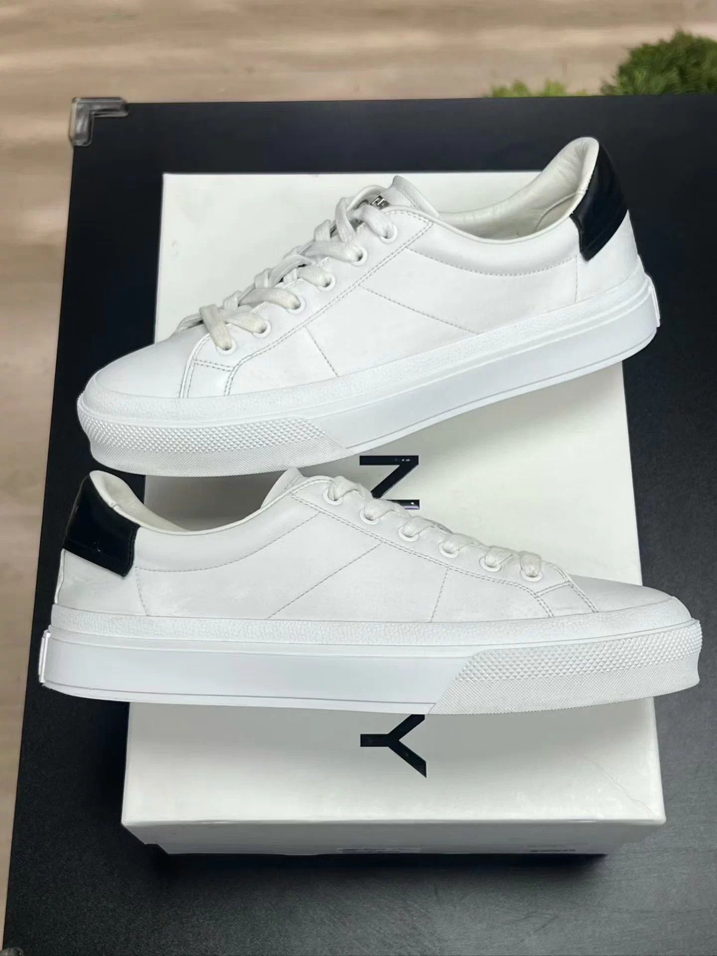 Givenchy Givenchy low-top 41 EU sneakers box exc cond sl sole wear Size US 8 / EU 41 - 5 Thumbnail
