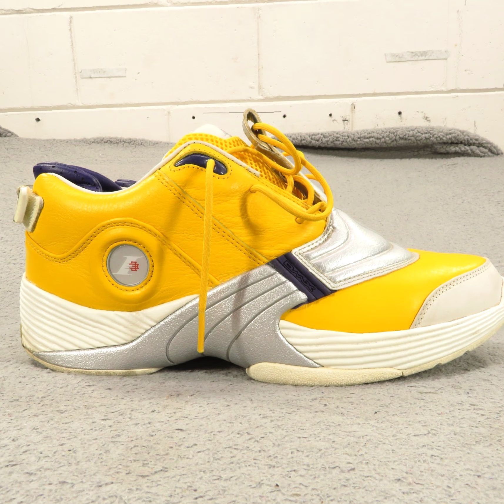 Reebok VINTAGE Reebok Answser V Mens 9 Allen Iverson Eric Emmanuel Collab Silver Y2K Sneakers Size US 9 / EU 42 - 4 Thumbnail