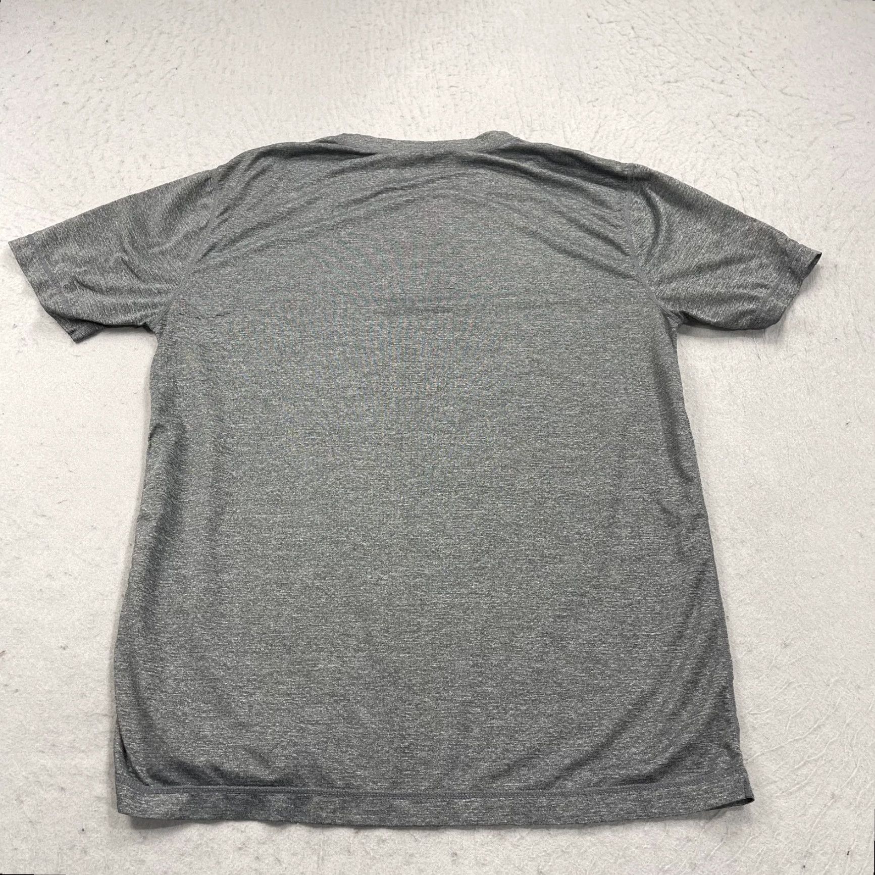 Vuori Vuori Shirt Mens M Gray Tradewind Performance Tee Pocket Gym Workout Lift Size US M / EU 48-50 / 2 - 5 Thumbnail