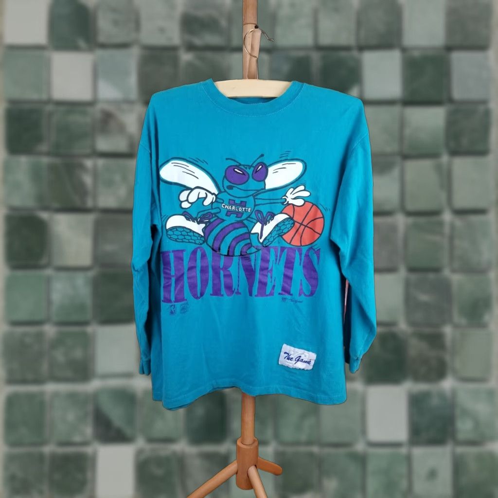 NBA VINTAGE Charlotte Hornets NBA LONG SLEEVE THE GAME T-SHIRT SZ LARGE Shirt Men Blue 90s Concert Basketball Mens Size US L / EU 52-54 / 3 - 1 Thumbnail