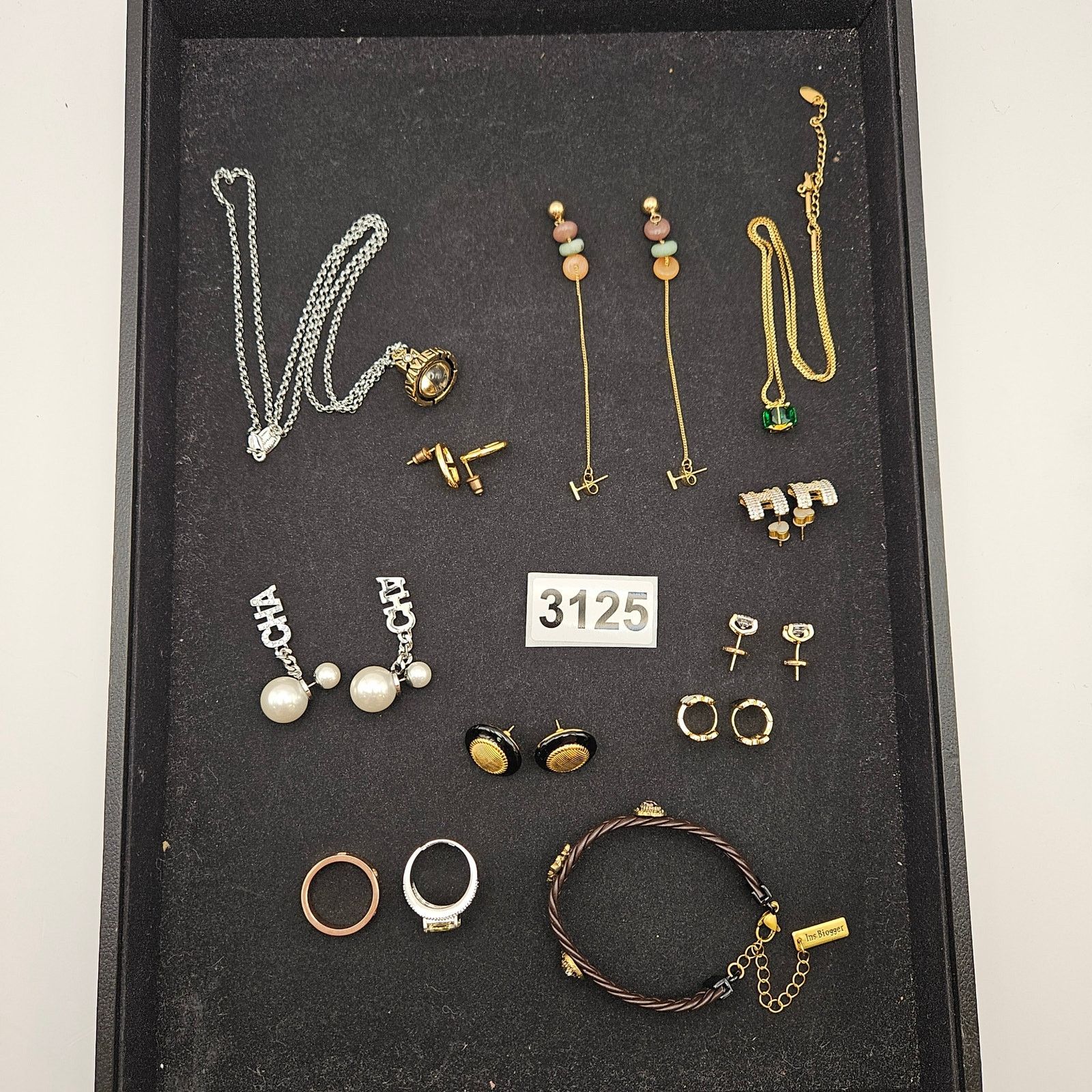 Other VINTAGE MIXED FASHION JEWELRY LOT EARRINGS NECKLACE RINGS Size ONE SIZE - 1 Thumbnail