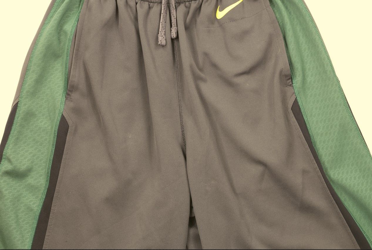 Nike × Vintage Nike University of Oregon Basketball Shorts Gray Green Size US 30 / EU 46 - 3 Thumbnail