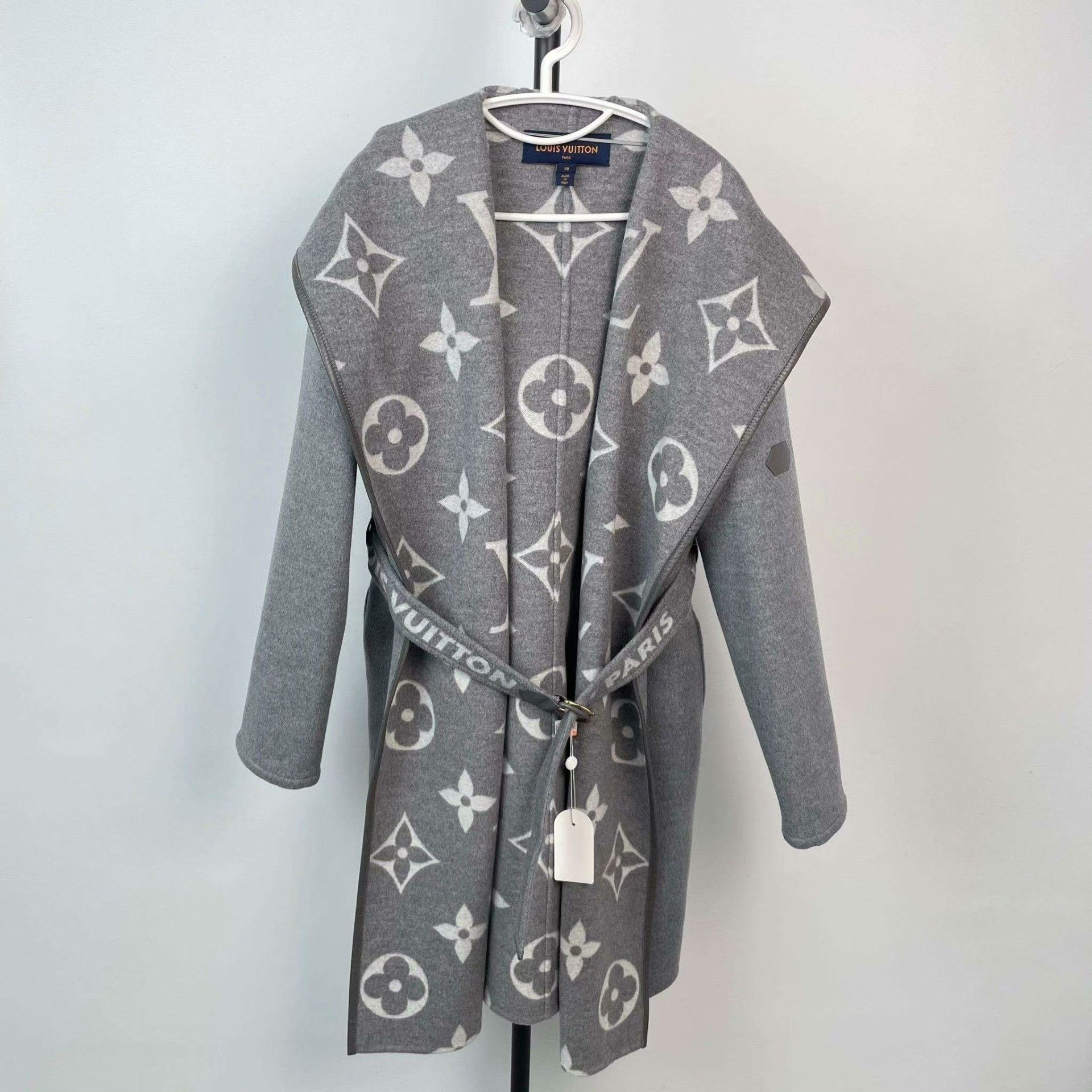 Louis Vuitton Louis Vuitton Gray Heavy Coat 38 Men Size US S / EU 44-46 / 1 - 1 Thumbnail