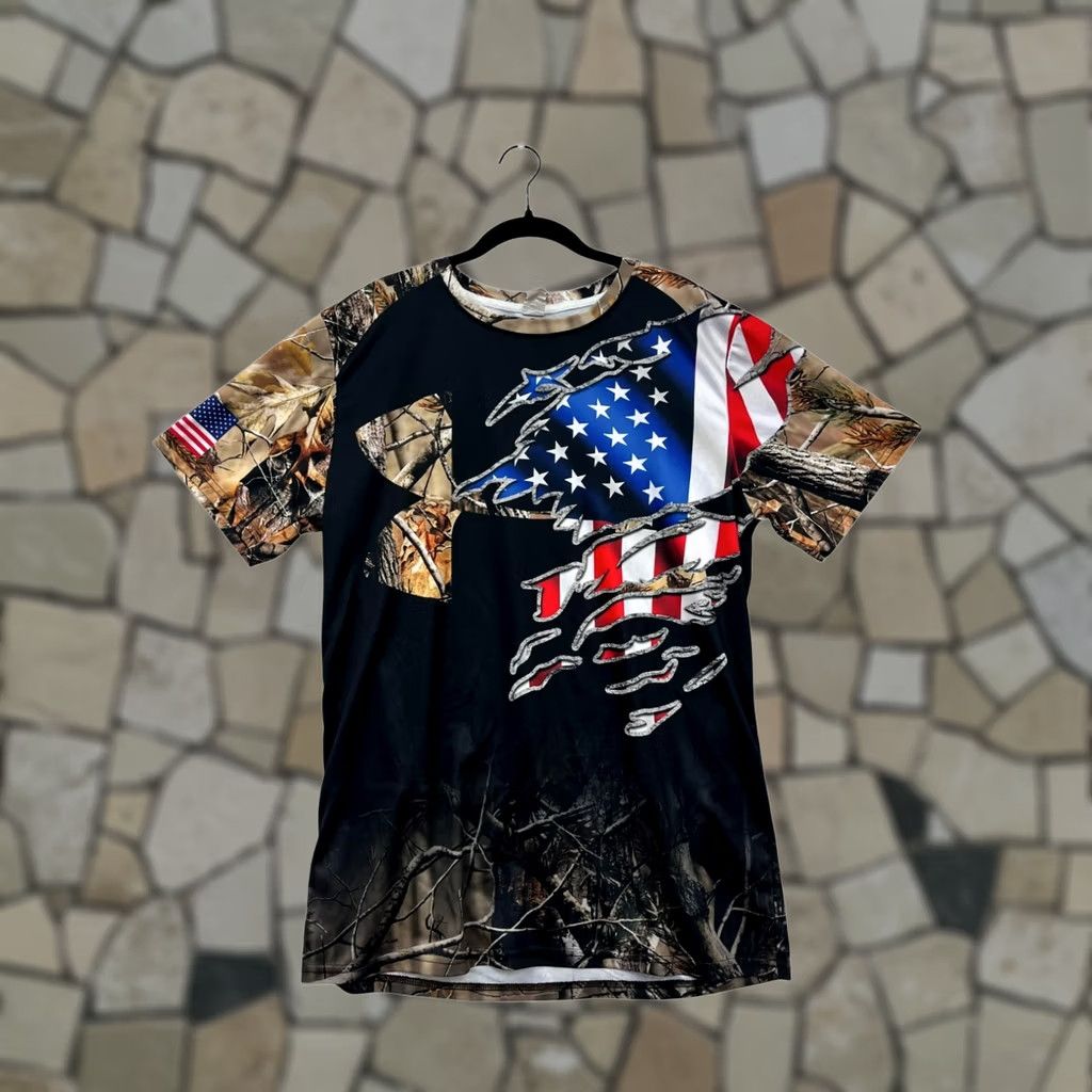 Under Armour Under Armour Mens L T-Shirt Camouflage USA Flag Deer Print Graphic Crew Neck Short Sleeve Black USA 90s? Size US L / EU 52-54 / 3 - 1 Thumbnail