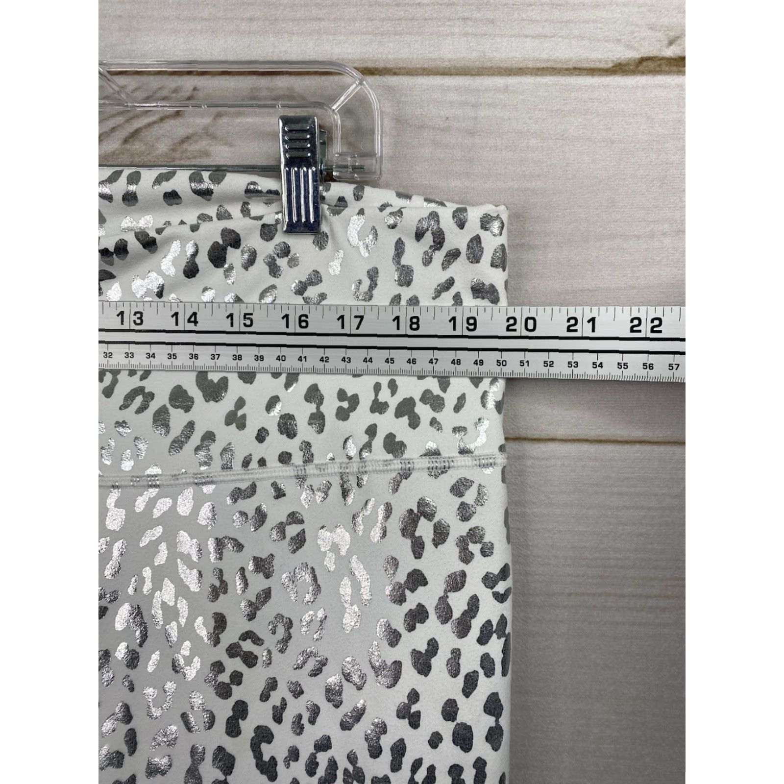 Fabletics Fabletics Leggings Cropped 3X White Silver Animal Print Metallic PowerHold Skiny Activewear Womens Shiny Size 40" / US 18 - 2 Thumbnail