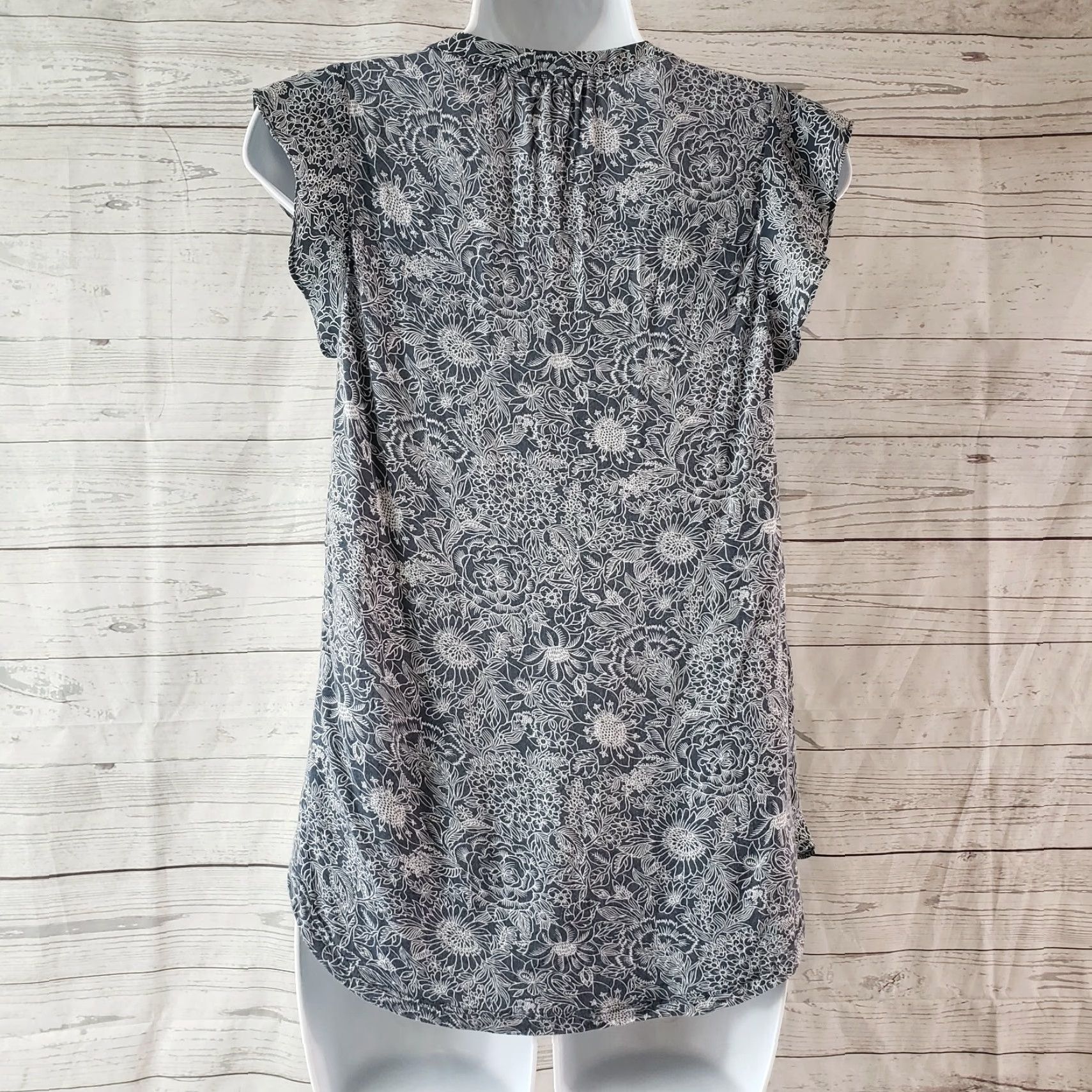 Ann Taylor Ann Taylor LOFT Womens Top Blouse Sleeveless Rayon Floral Gray Blue XS PXS Petite XS Woman Girls? Size XS / US 0-2 / IT 36-38 - 4 Thumbnail