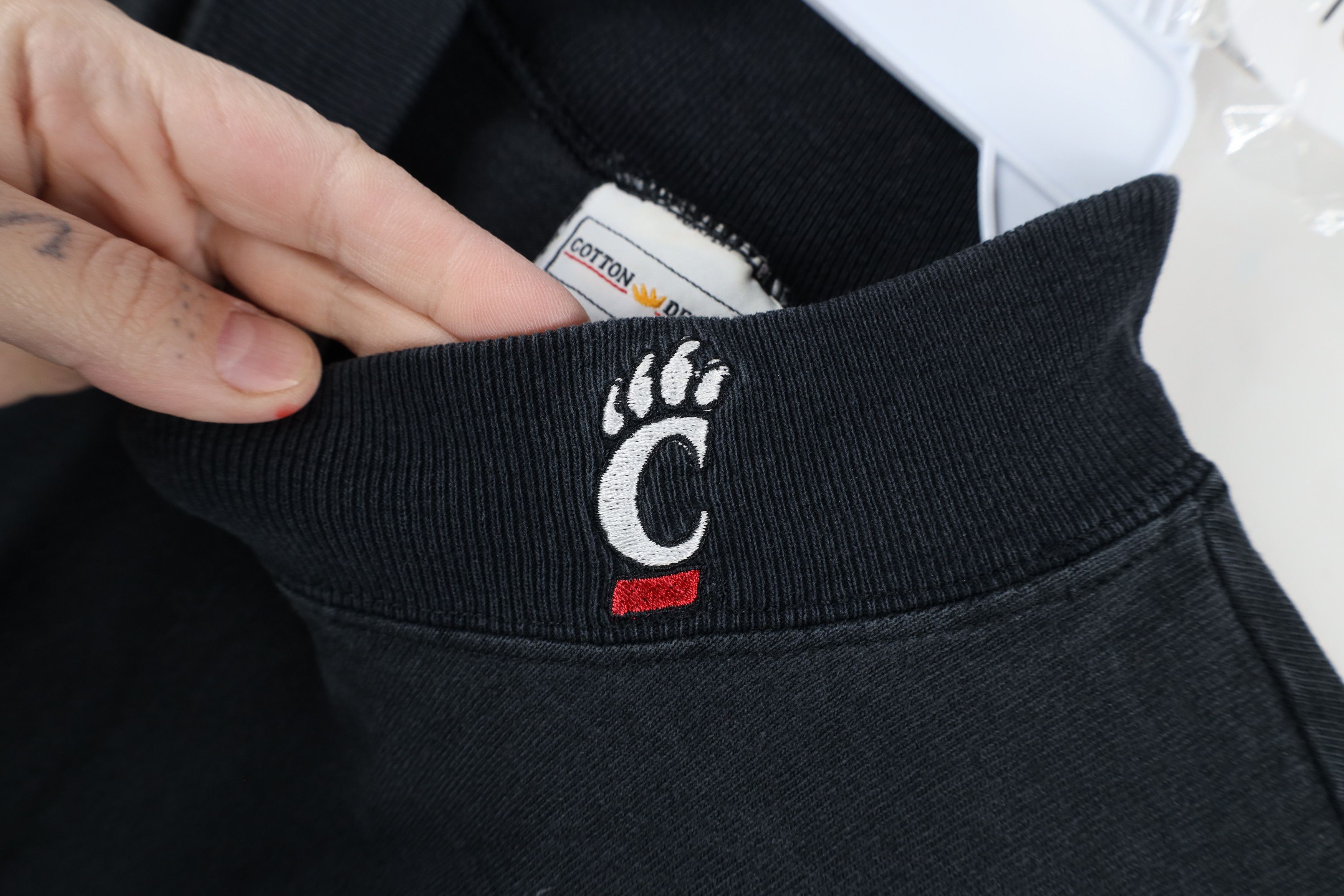 Vintage Vintage 90s University of Cincinnati Mock Neck T-Shirt Size US L / EU 52-54 / 3 - 4 Thumbnail