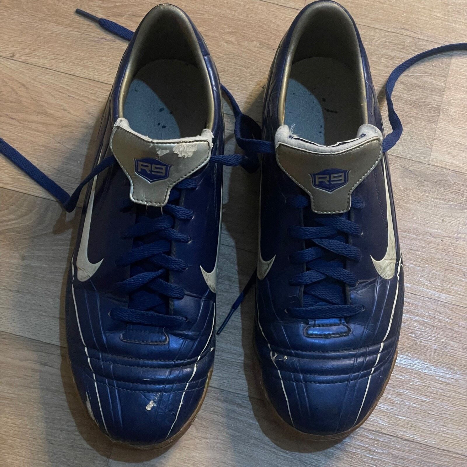 Nike VINTAGE Nike RONALDO indoor Shoes R9 Rare Football 2005 Size US 10 / EU 43 - 3 Thumbnail