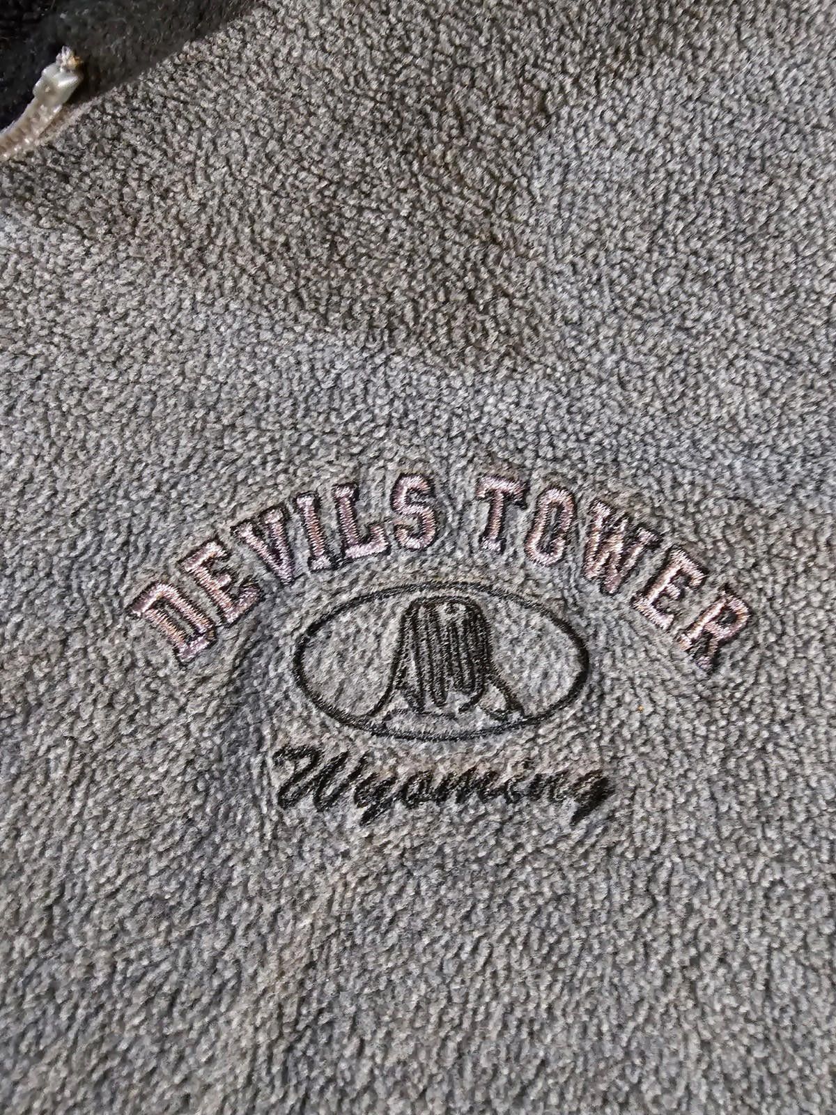 Designer Dimco Apparel Devils Tower Wyoming XL Fullzip Fleece Sweater Size US XL / EU 56 / 4 - 2 Thumbnail