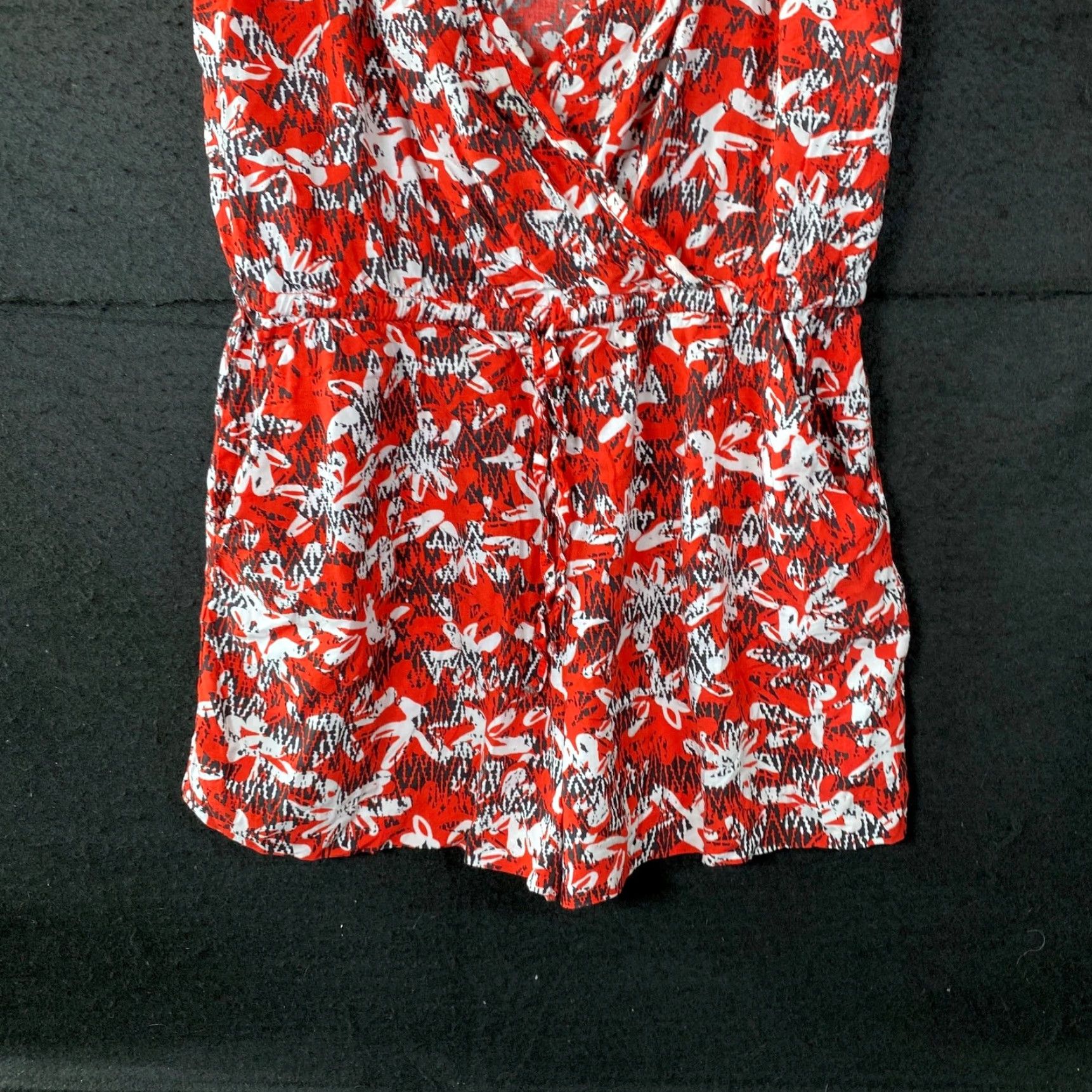 Banana Republic Banana Republic Romper Womens Red White Floral Beach Coastal Pockets XS M Sleeveless V-Neck One-Piece Size 32" / US 10 / IT 46 - 3 Thumbnail