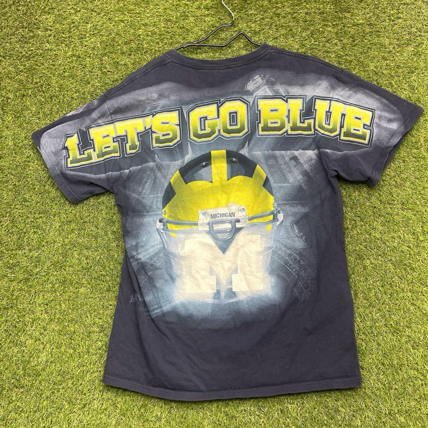 Delta VINTAGE University of Michigan Shirt Mens Large AOP Double Sided Football NCAA Go Blue Size US L / EU 52-54 / 3 - 2 Thumbnail