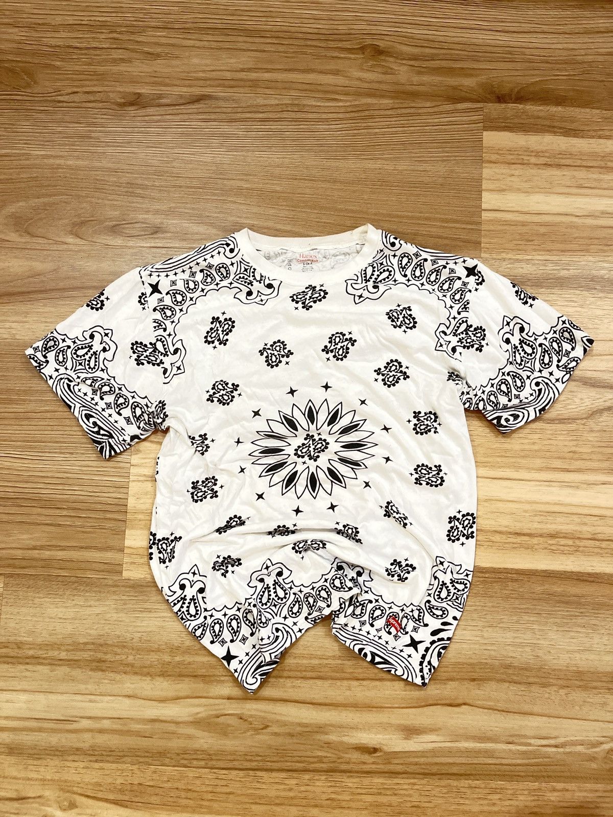 Supreme Supreme Hanes Bandana Paisley Tee Size US S / EU 44-46 / 1 - 1 Thumbnail