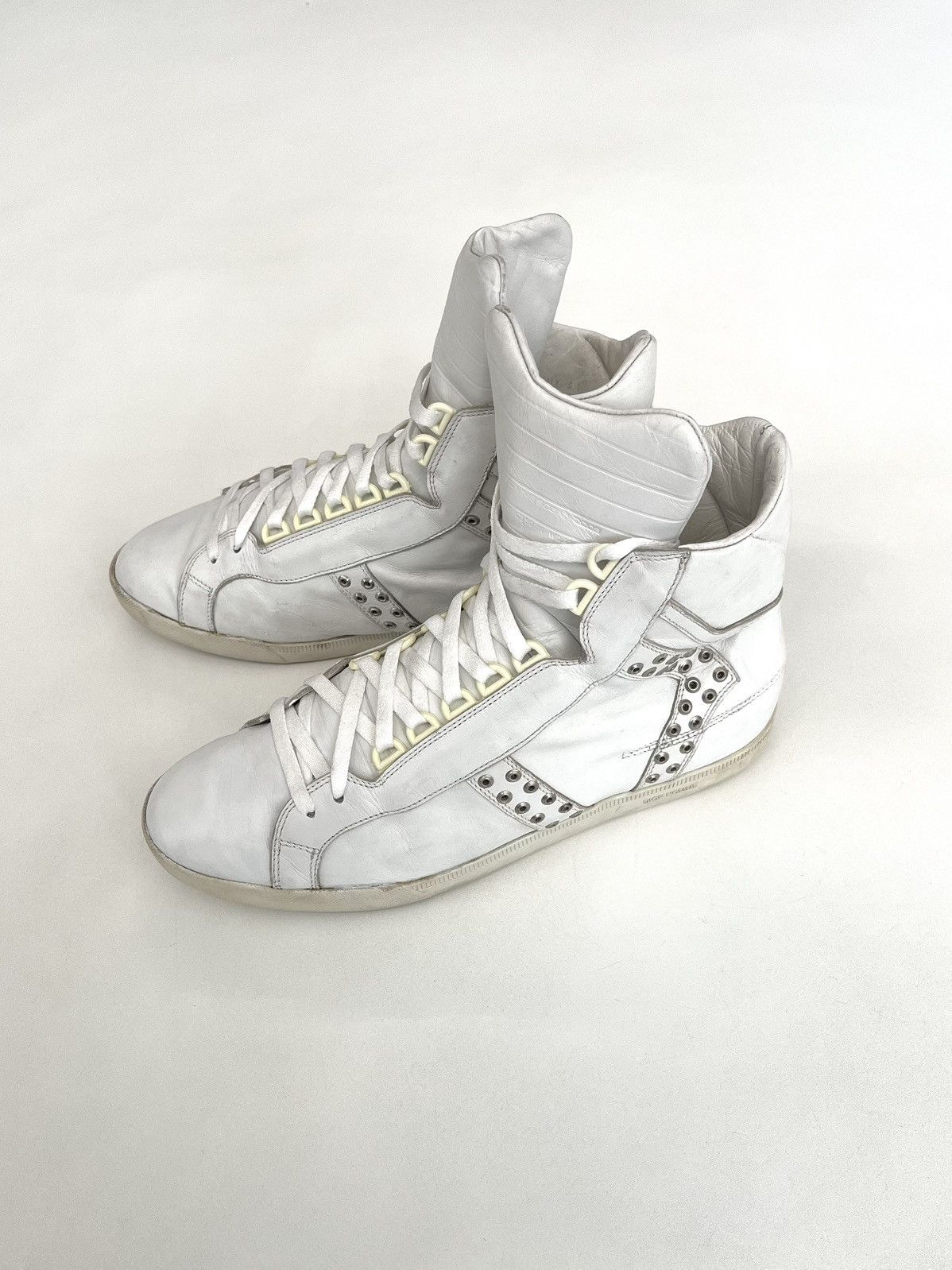 dior homme 05SS ホワイトレザー ノースリーブ Dior × Hedi Slimane Dior Homme 05SS White Hi-top Sneakers | Grailed