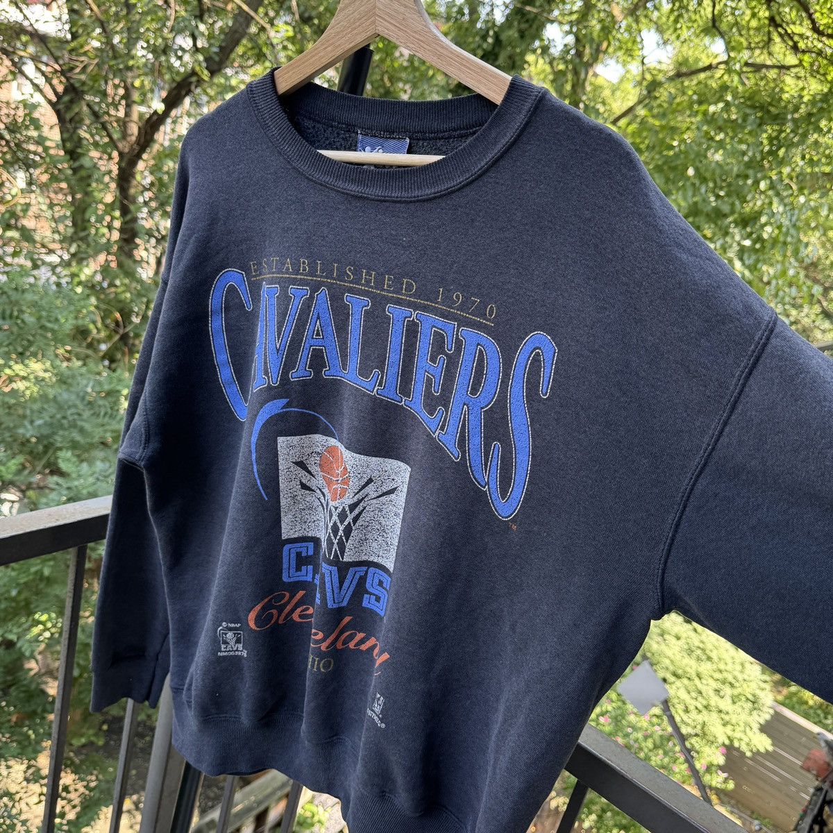 Vintage Thrashed Faded Distressed Cleveland Cavaliers Sweatshirt Size US L / EU 52-54 / 3 - 9 Thumbnail