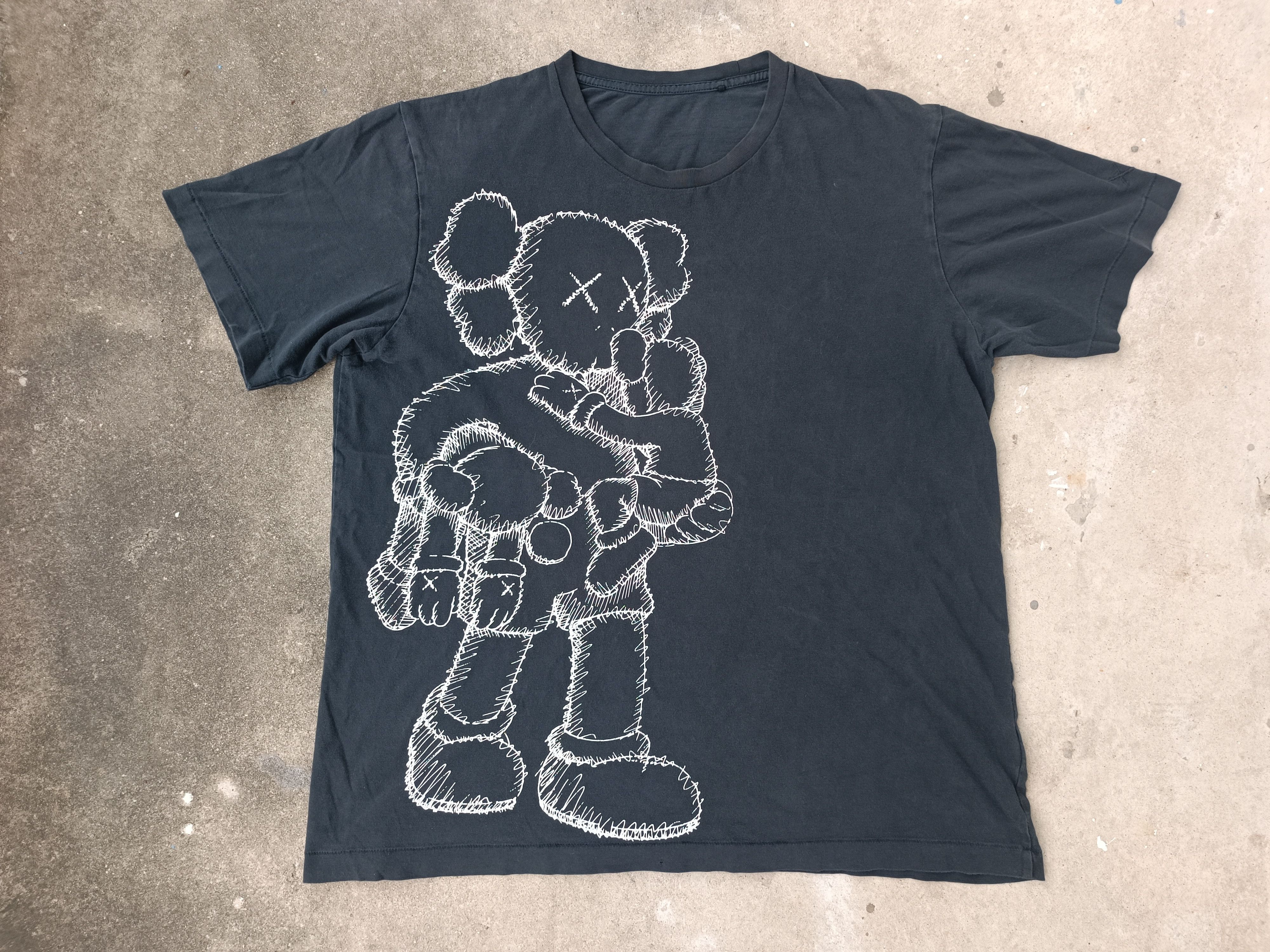 Japanese Brand × Kaws × Uniqlo kaws x uniqlo tee Size US XL / EU 56 / 4 - 1 Thumbnail