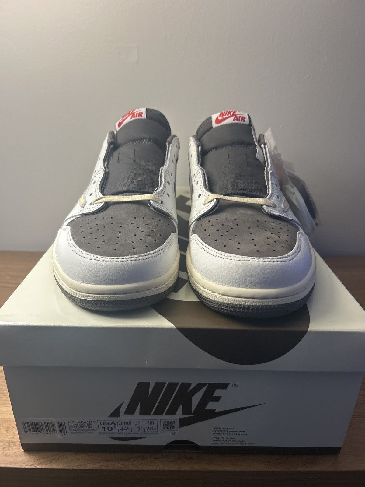 Jordan Brand × Travis Scott Travis Scott x Jordan 1 low Reverse Mocha Size US 10.5 / EU 43-44 - 4 Thumbnail