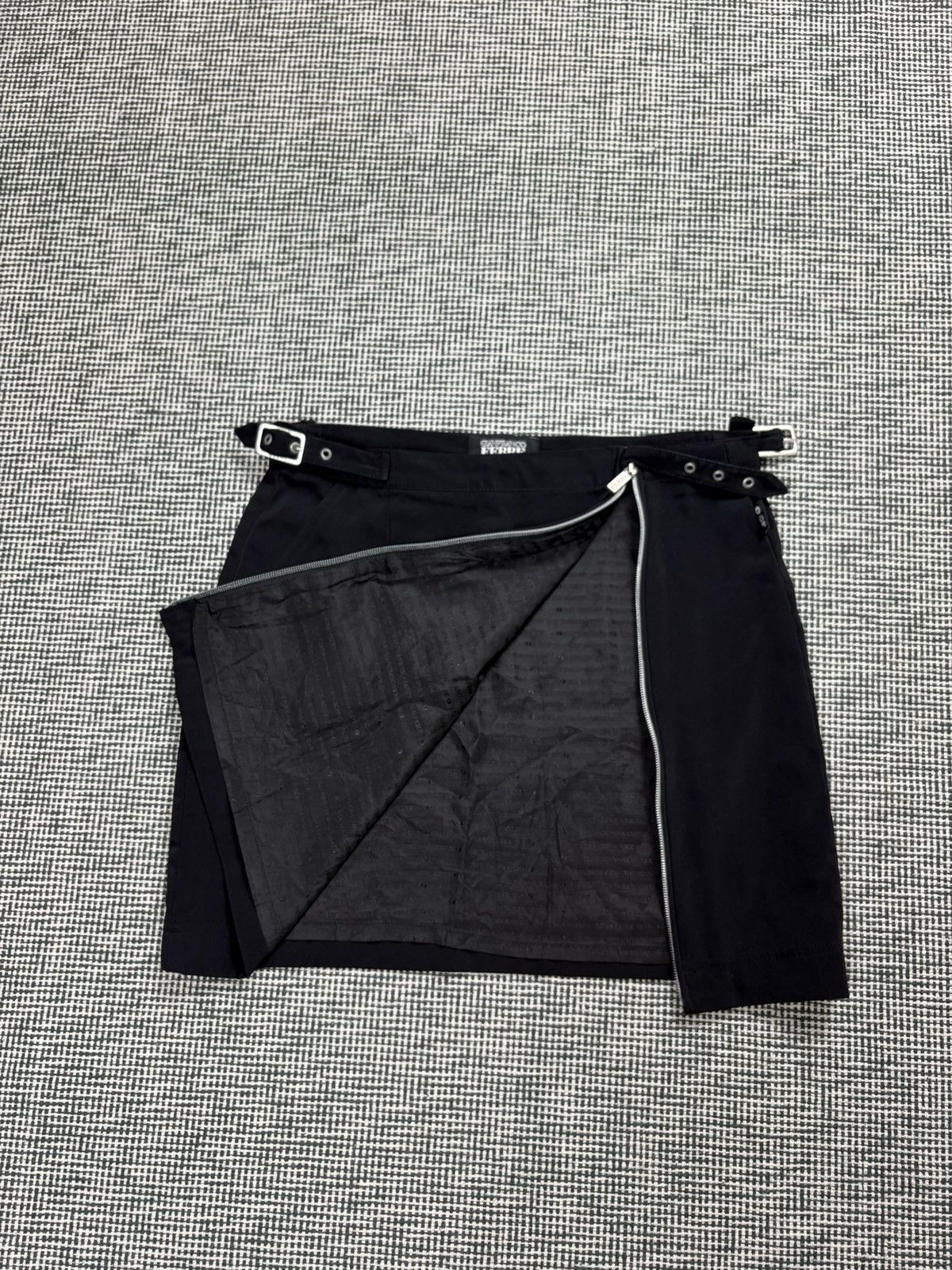 Gianfranco Ferre Gianfranco Ferre nylon bondage full zip skirt avant garde Size 30" / US 8 / IT 44 - 3 Thumbnail