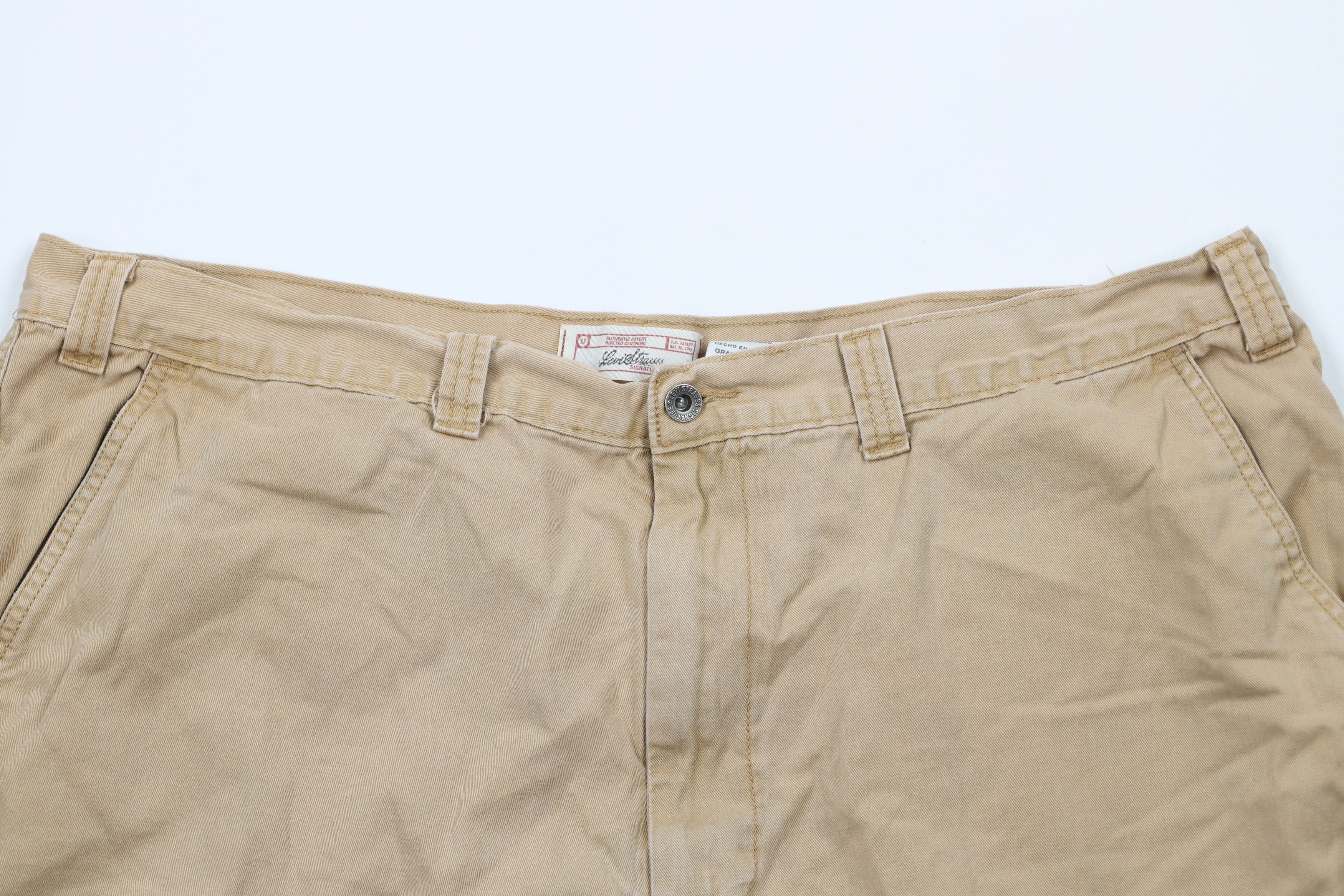 Levi's × Vintage Vintage Y2K 2004 Levis Faded Baggy Fit Cargo Shorts Beige Size US 44 / EU 60 - 2 Thumbnail