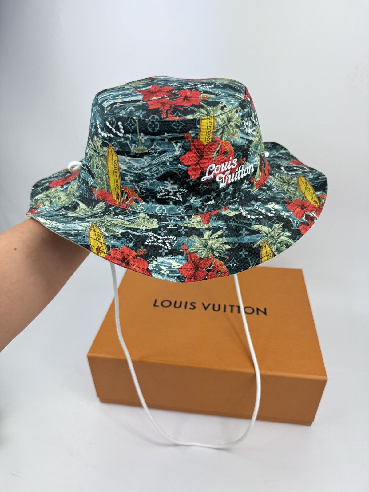 Louis Vuitton SURFIN MONOGRAM EXPLORER REVERSIBLE BUCKET HAT M7528M Size ONE SIZE - 1 Thumbnail