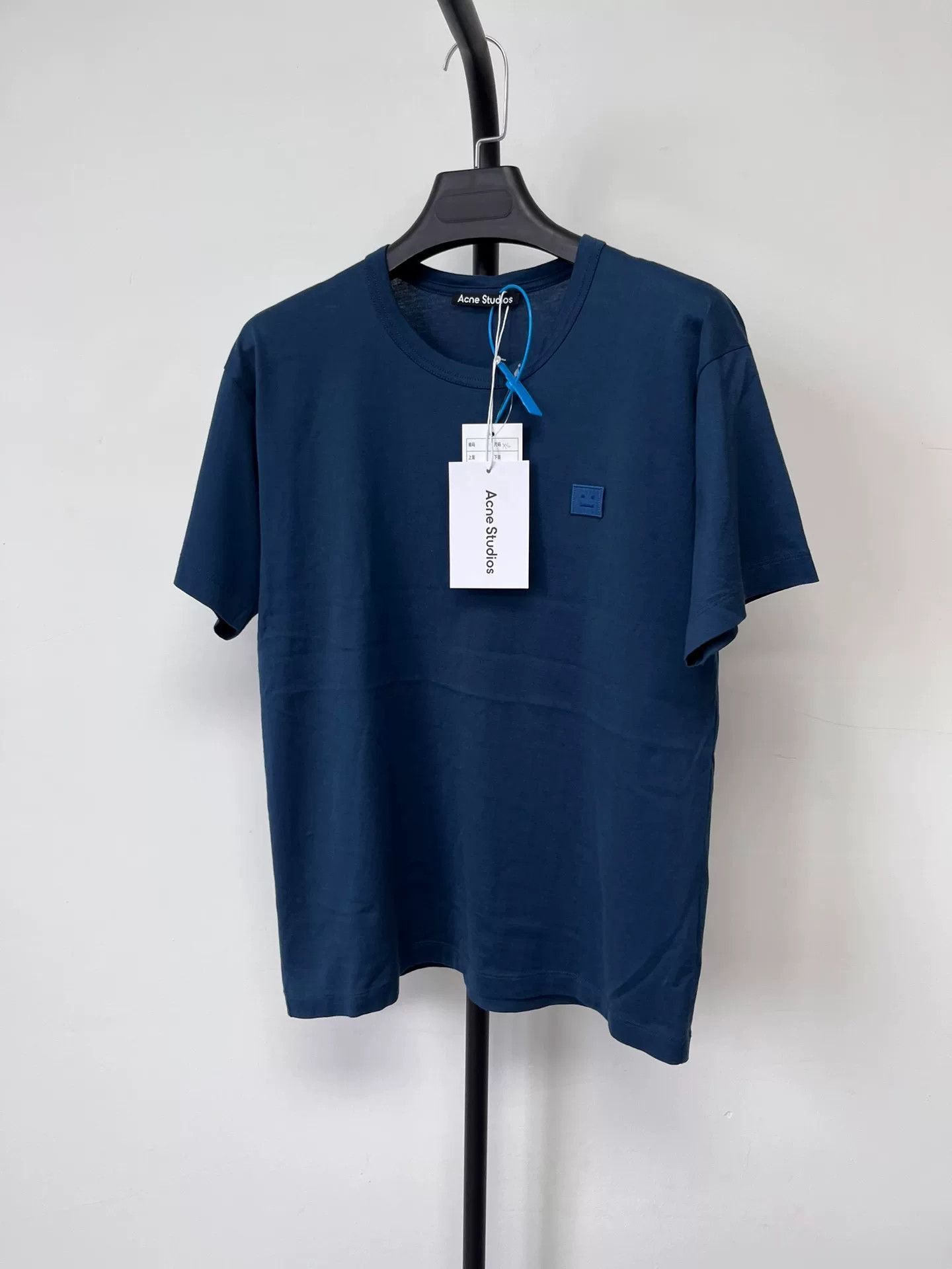 Acne Studios Acne Studios Emoji Patch Short Sleeve T-Shirt Xs. Size XS / US 0-2 / IT 36-38 - 1 Thumbnail