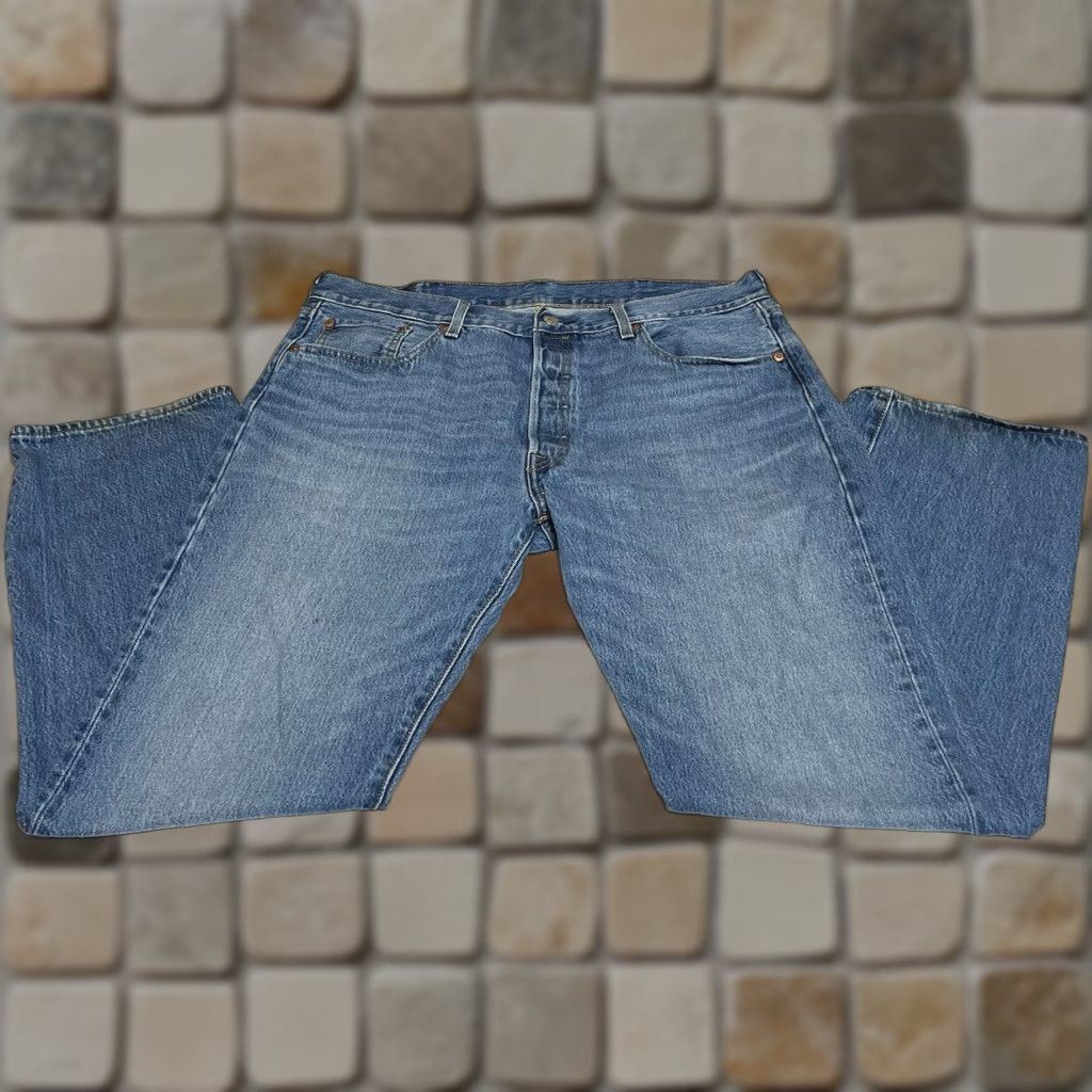 Levi's VINTAGE Levis 501 Straight Leg Button Fly Medium Wash Jeans Mens 38x32 38x31 Blue Size US 38 / EU 54 - 1 Thumbnail