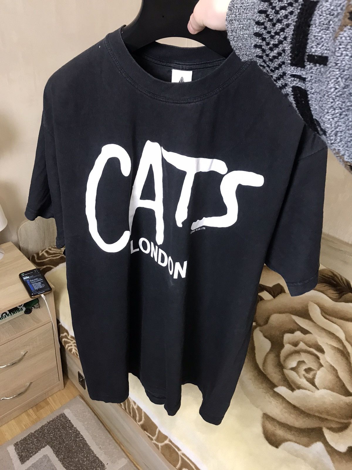 Band Tees × Vintage 🔥 Vintage CATS London 1981 T Shirt Rap Music Y2K Size US XL / EU 56 / 4 - 8 Thumbnail
