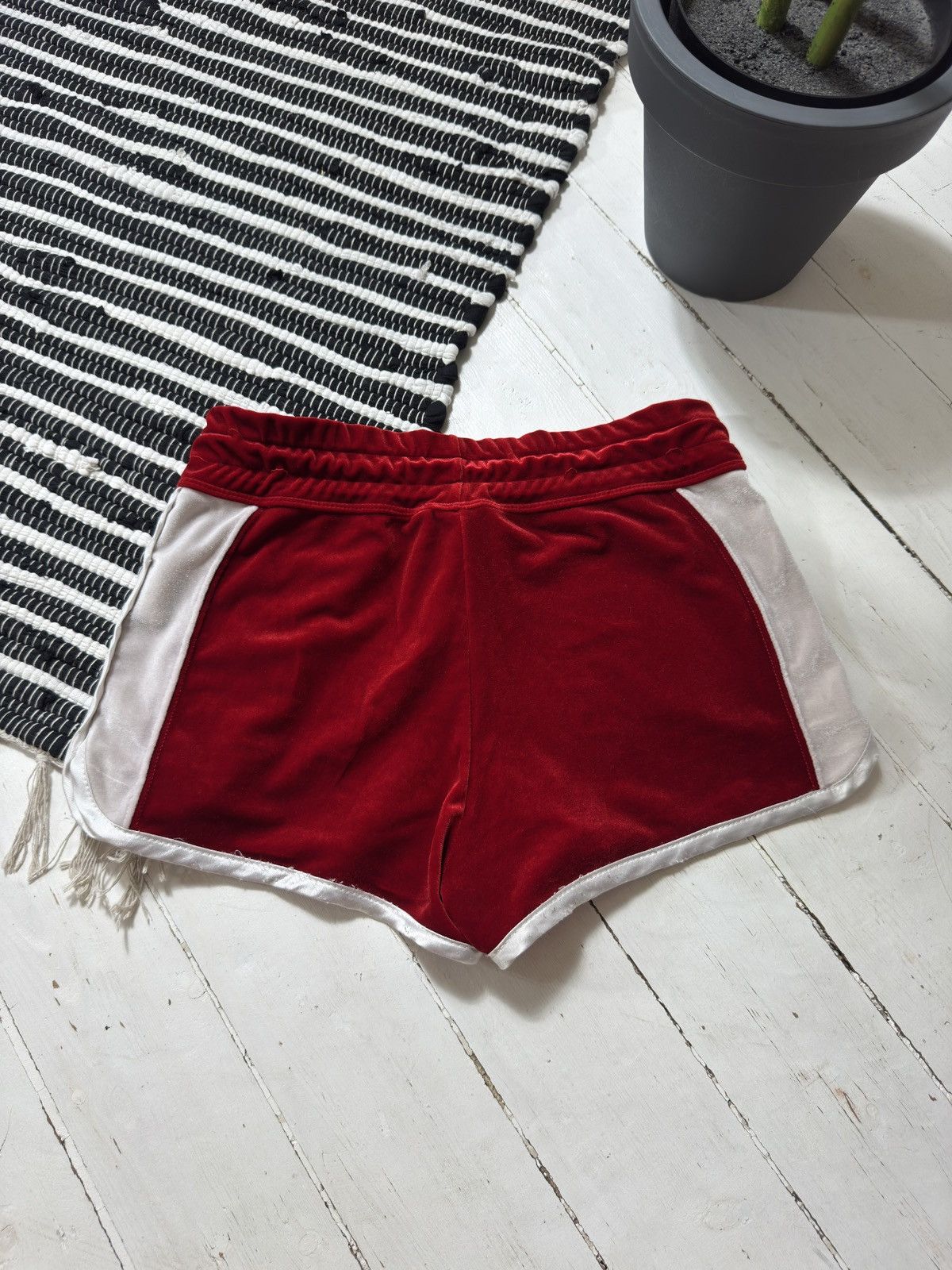 Dolce & Gabbana VINTAGE DOLCE&GABBANA VELOUR MINI SHORTS Size 28" / US 6 / IT 42 - 5 Thumbnail