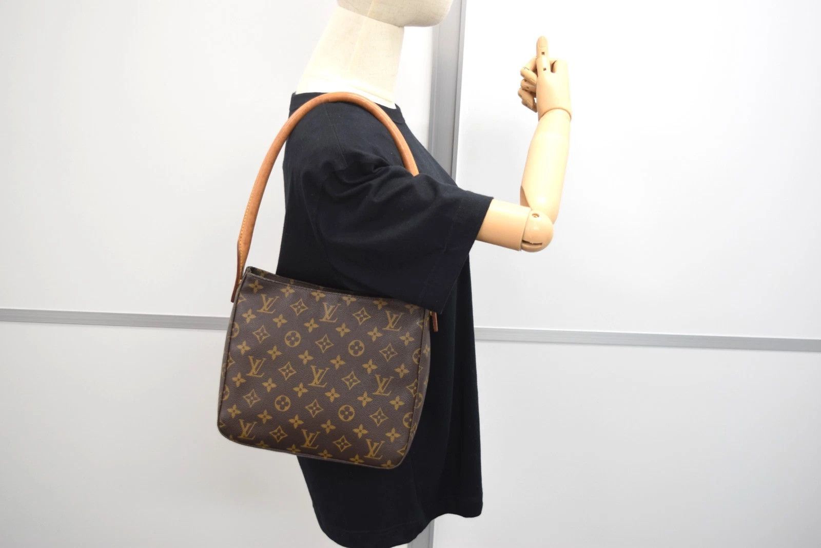 Louis Vuitton Louis Vuitton Looping MM Shoulder Bag Monogram Canvas M51146 Size ONE SIZE - 1 Thumbnail
