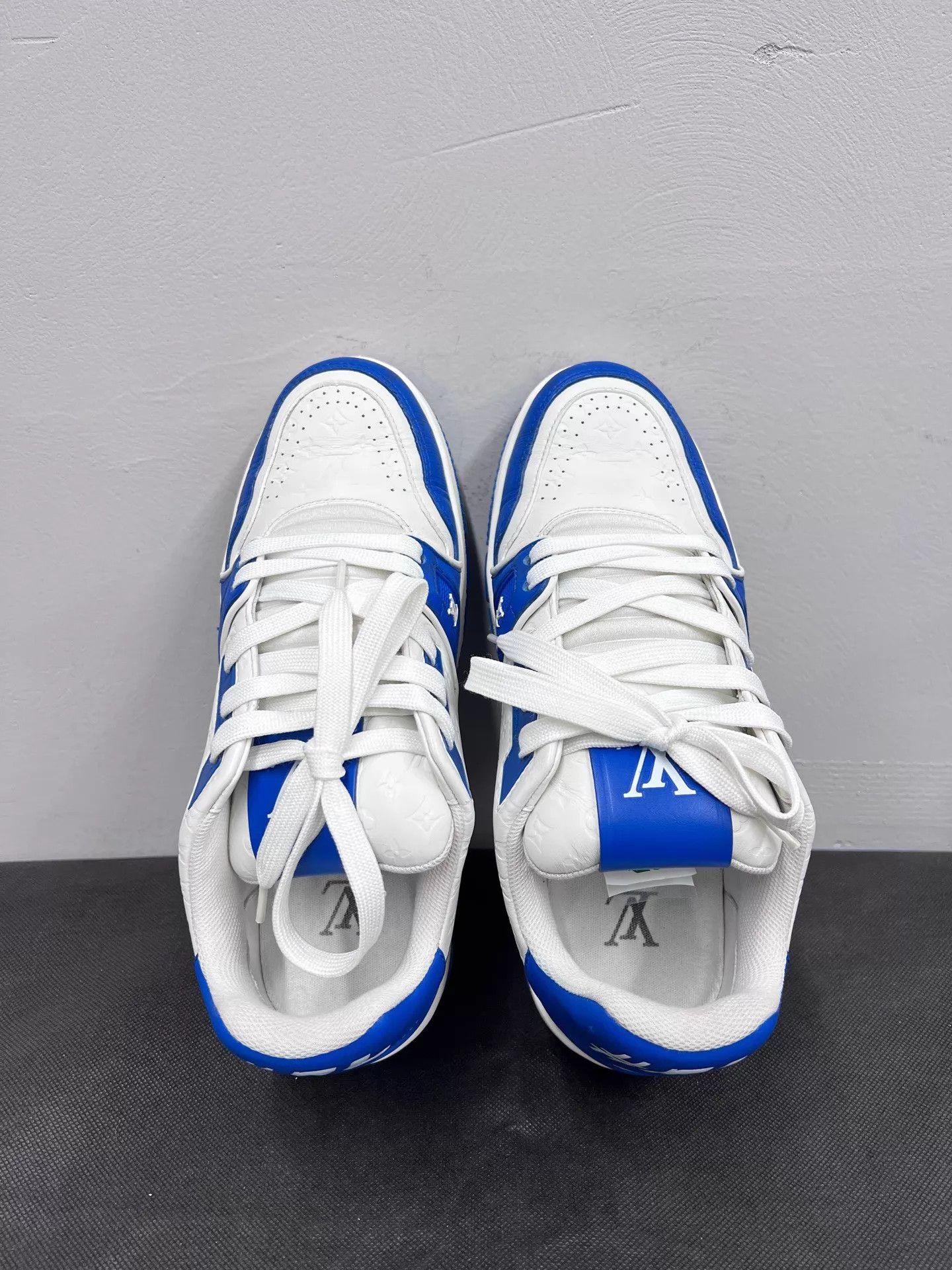 Louis Vuitton Lv Trainer White/Blue Embossed Sneaker EU39.5 MINT Size US 6.5 / EU 39-40 - 4 Thumbnail
