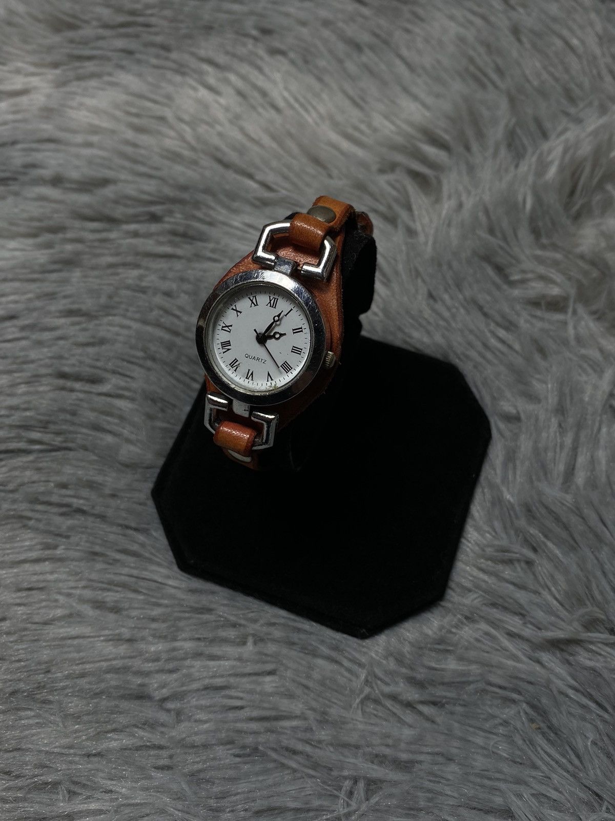 Other Vintage Leather Strap Quartz Watch - Timeless Design Size ONE SIZE - 1 Thumbnail