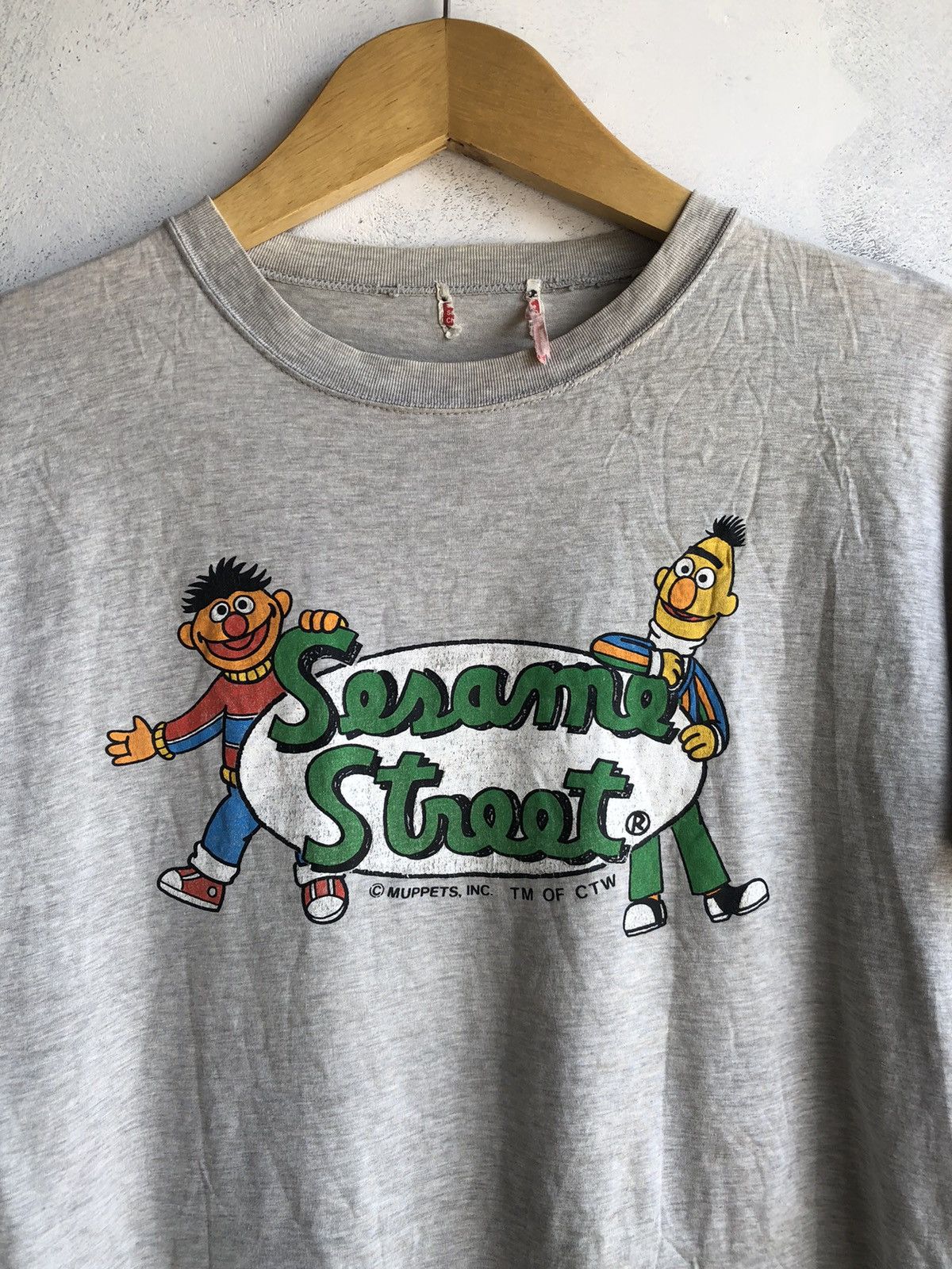 Japanese Brand × Vintage Vintage 90s Sesame Street Big Logo Tshirt Size US M / EU 48-50 / 2 - 4 Thumbnail