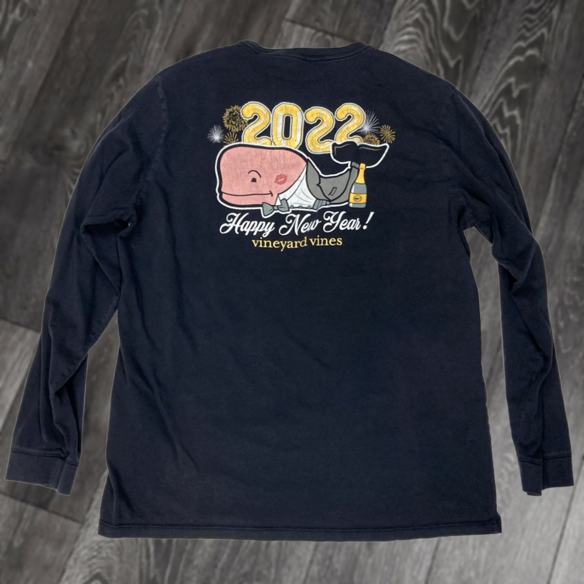 Vineyard Vines Vineyard Vines T-Shirt Men Large L Graphic Print Pocket Crew Neck Long Sleeve Color Black 2020s Happy New Year Size US L / EU 52-54 / 3 - 1 Thumbnail