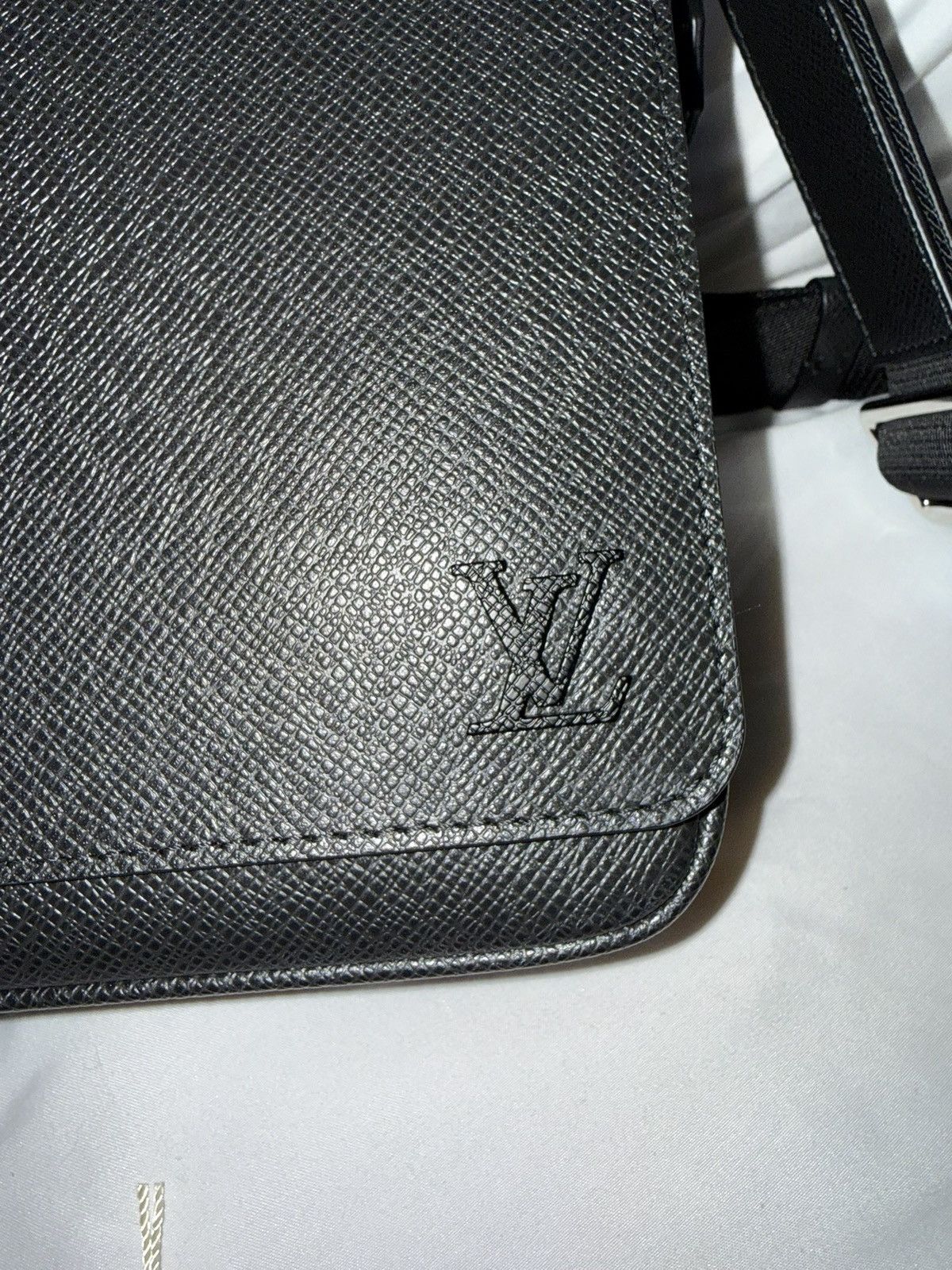 Louis Vuitton Louis Vuitton District PM NV3 Black Taiga Leather - FULL SET Size ONE SIZE - 7 Thumbnail