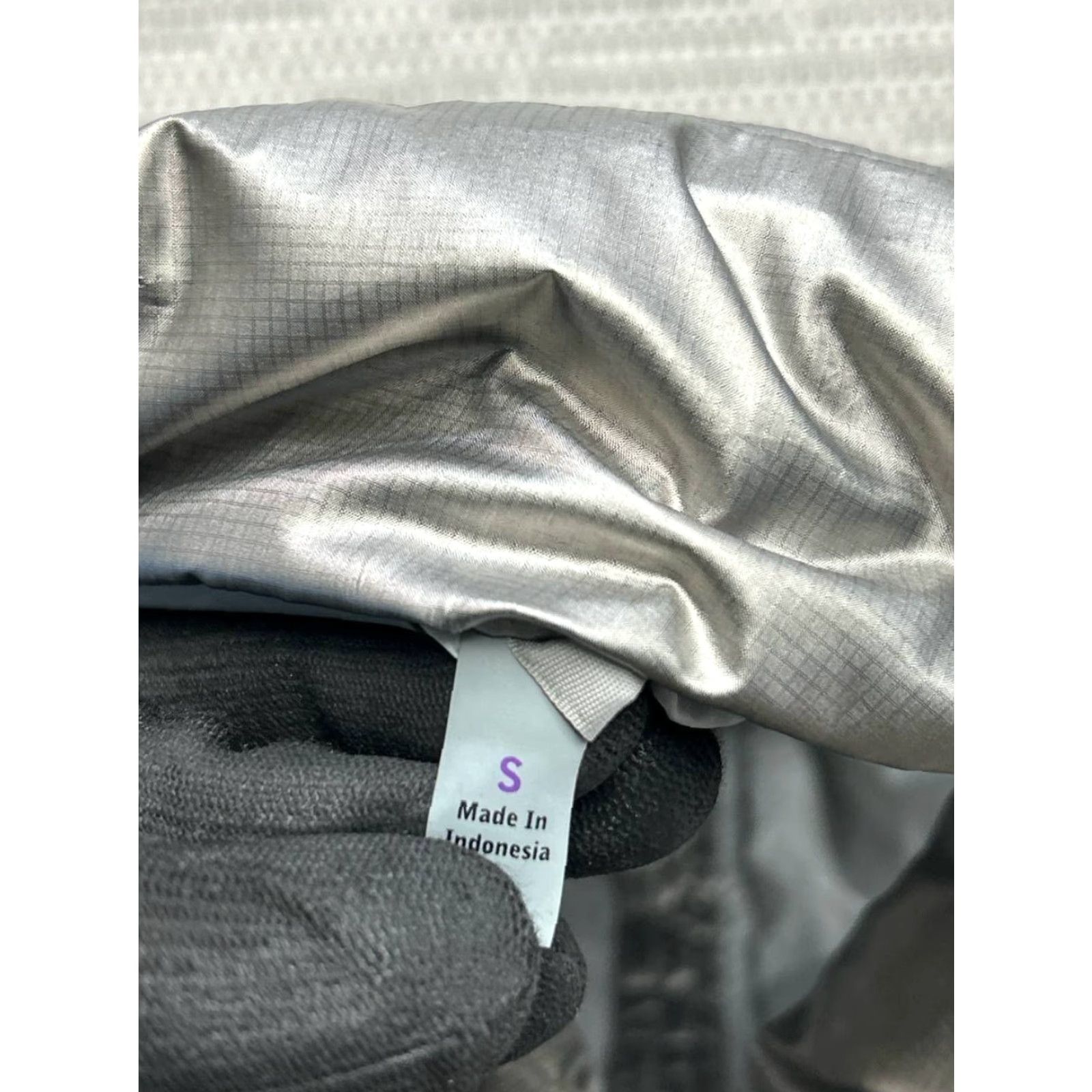 Athleta Athleta Vest Womens Small Silver Down Insulated Full Zip Puffer Shirt Womens Short Sleeve? Size S / US 4 / IT 40 - 5 Thumbnail