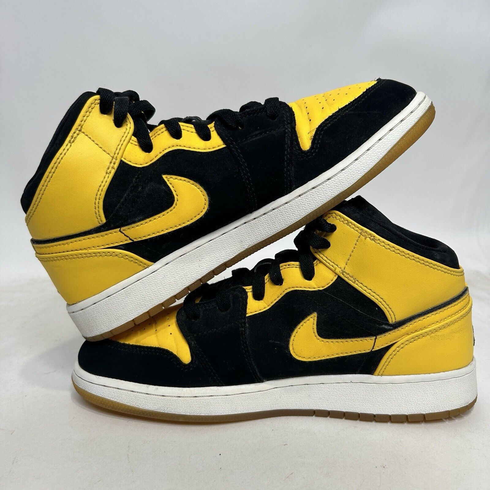 Jordan Brand Nike Shoes Air Jordan 1 Retro Mid GS “New Love” 2017 Size US 8.5 / IT 38.5 - 3 Thumbnail