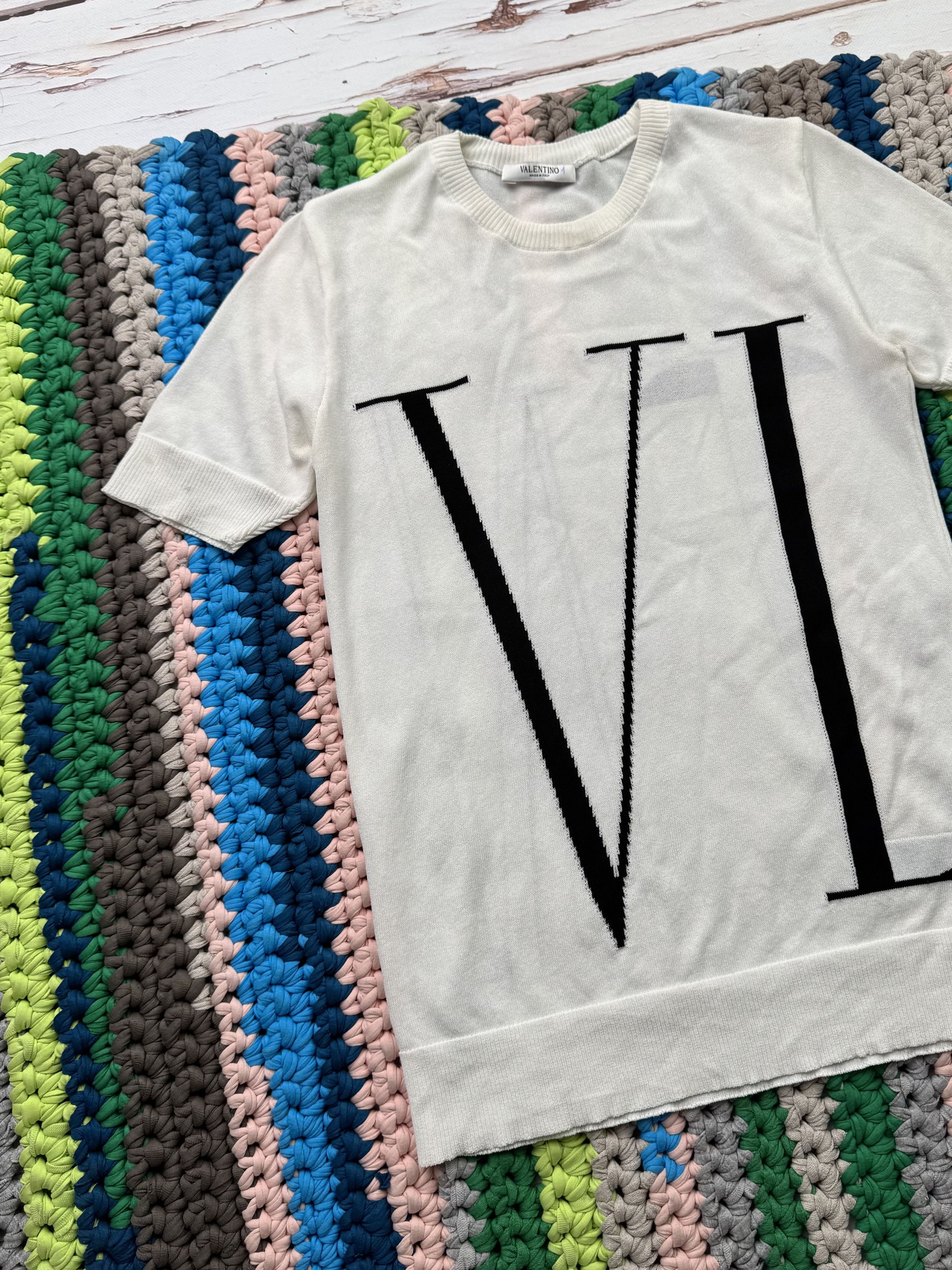 Valentino Valentino T-Shirt (V314)(D10) Size S / US 4 / IT 40 - 2 Thumbnail