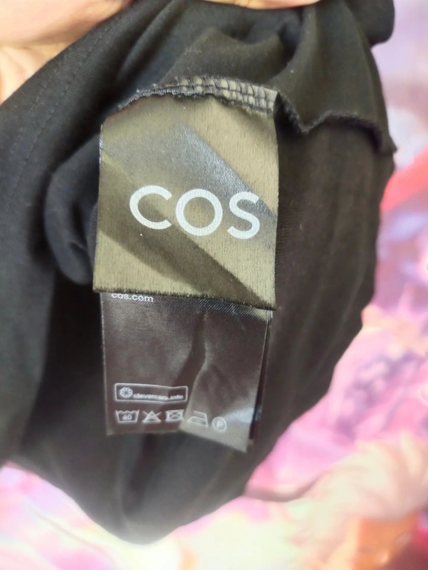 Cos Cos V-Neck Basic Black Tees Size US L / EU 52-54 / 3 - 4 Thumbnail