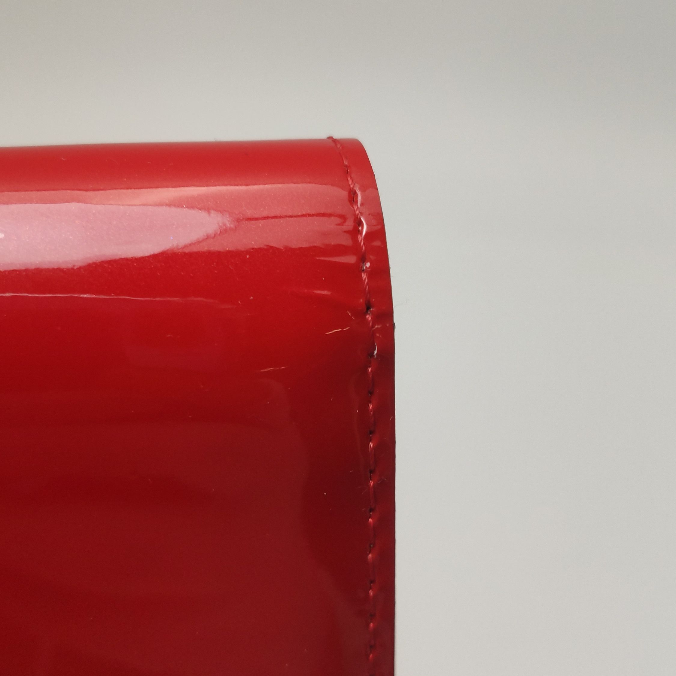 Louis Vuitton Louis Vuitton (LV) Louise Ew patent leather solid LV logo c Size ONE SIZE - 8 Thumbnail