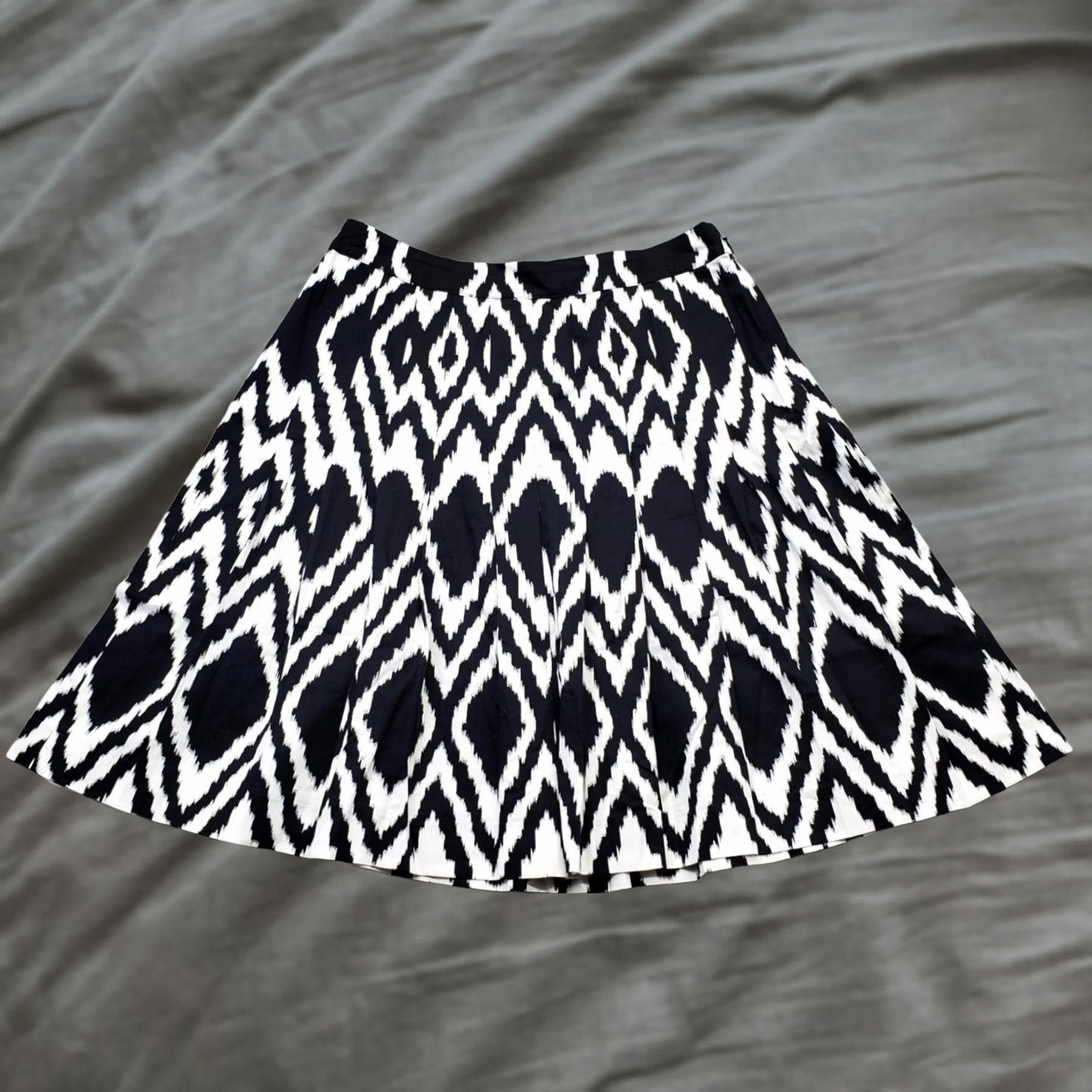 Talbots Talbots Women 2P Multicolor Geometric Cotton Pleated Stretch Side Zip Skirt, Casual, A-Line, Short, White? Size 26" / US 2 / IT 38 - 1 Thumbnail