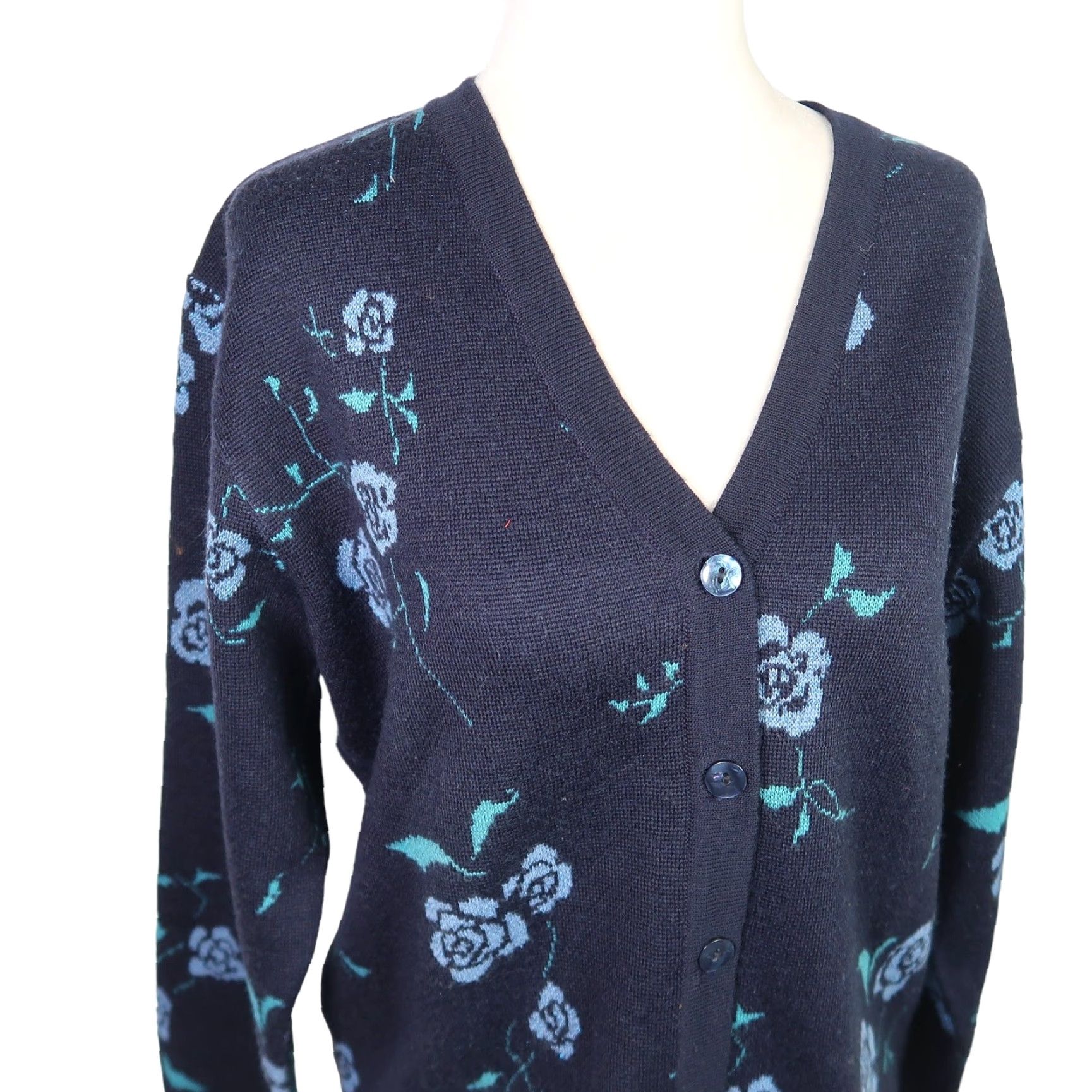 Vintage VINTAGE Camela Navy Blue Rose Floral Wool Blend Knit Cardigan Sweater S Women Long Sleeve V-Neck 90s 80s Fall Winter Spring Size S / US 4 / IT 40 - 2 Thumbnail