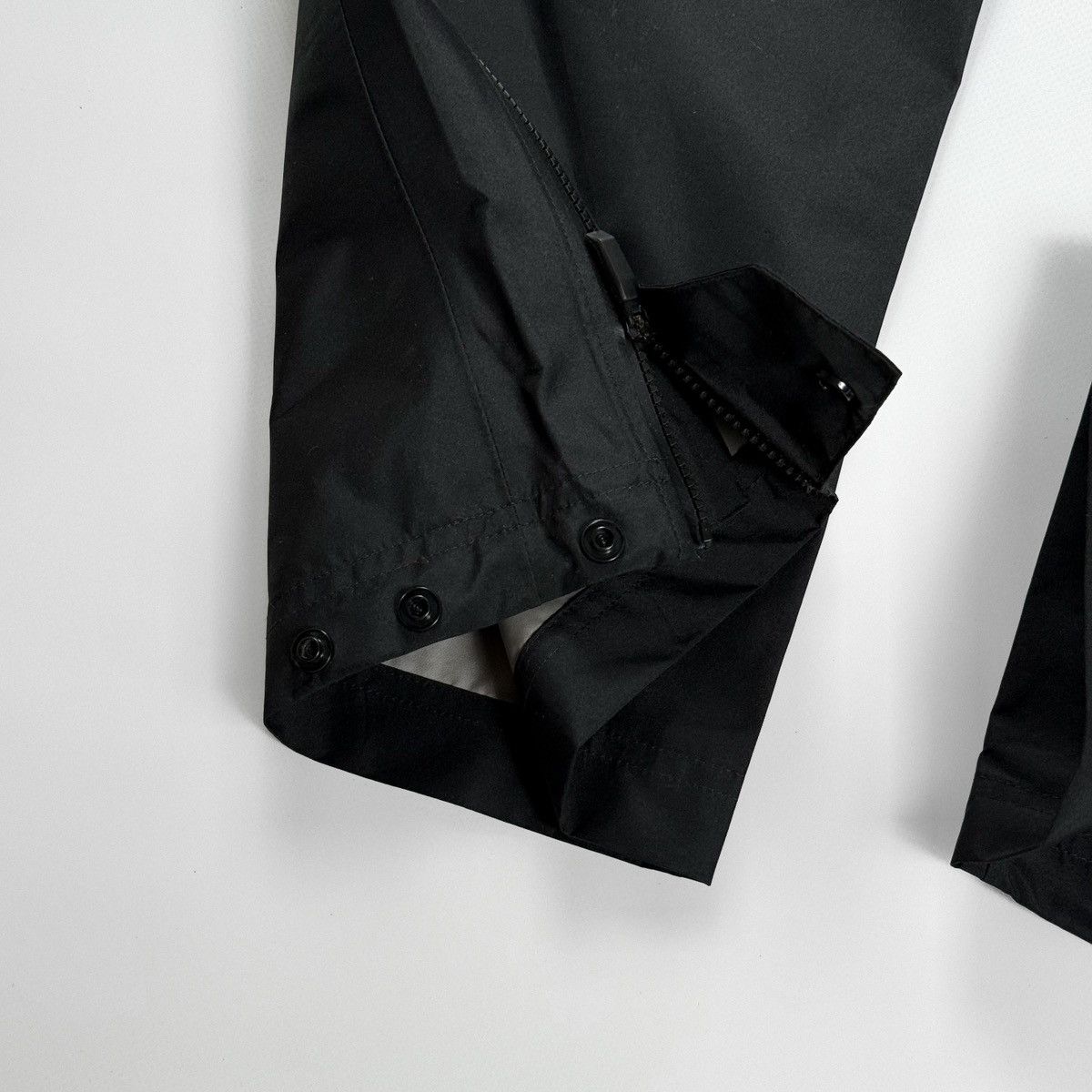 Adidas × Maharishi Adidas Arsenal x Maharishi Gore-Tex Membrane Pants Size US 38 / EU 54 - 6 Thumbnail