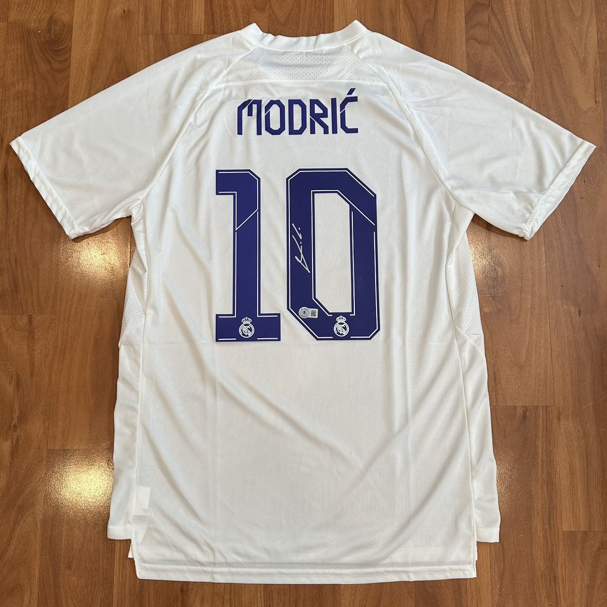 image of Soccer Jersey Luka Modric Autographed Signed Real Madrid Jersey Beckett in White (Size Medium)